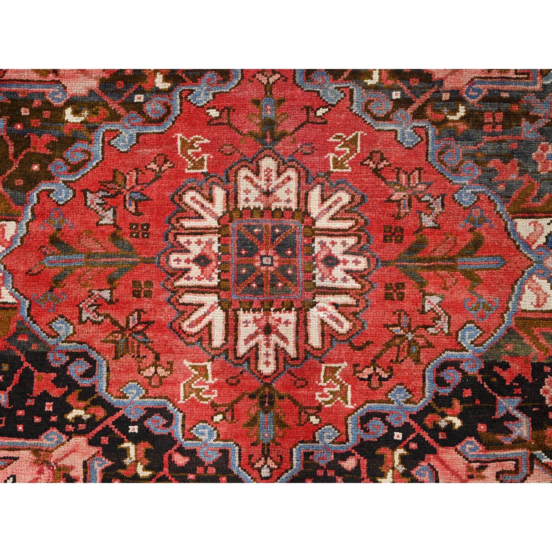 Tapis Heriz de style bohème vintage en pure laine rouge, noué à la main, à l'aspect rustique en vente 1