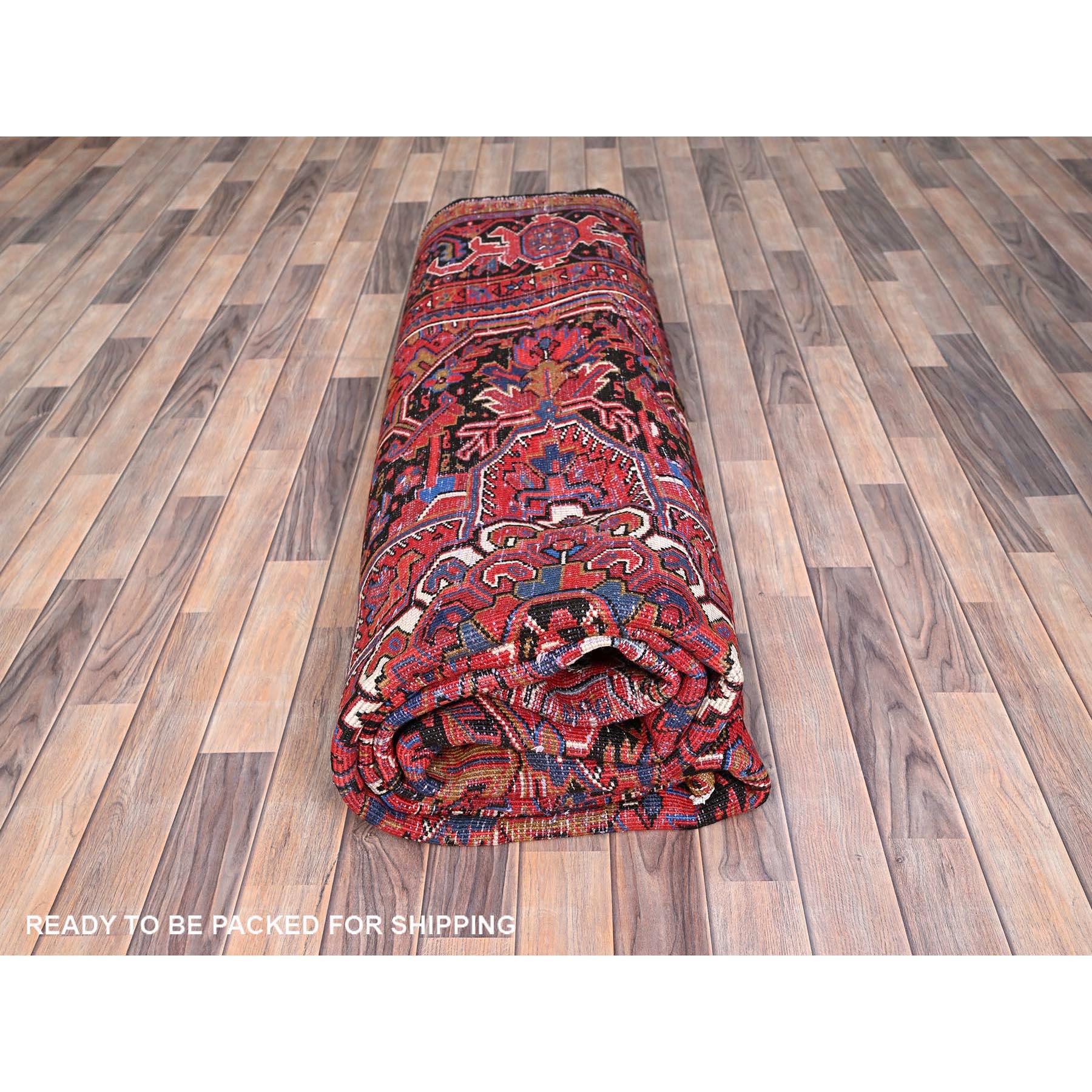 Roter handgeknüpfter Vintage persischer Heriz-Teppich aus reiner Wolle im Used-Look, Abend getragen im Angebot 3
