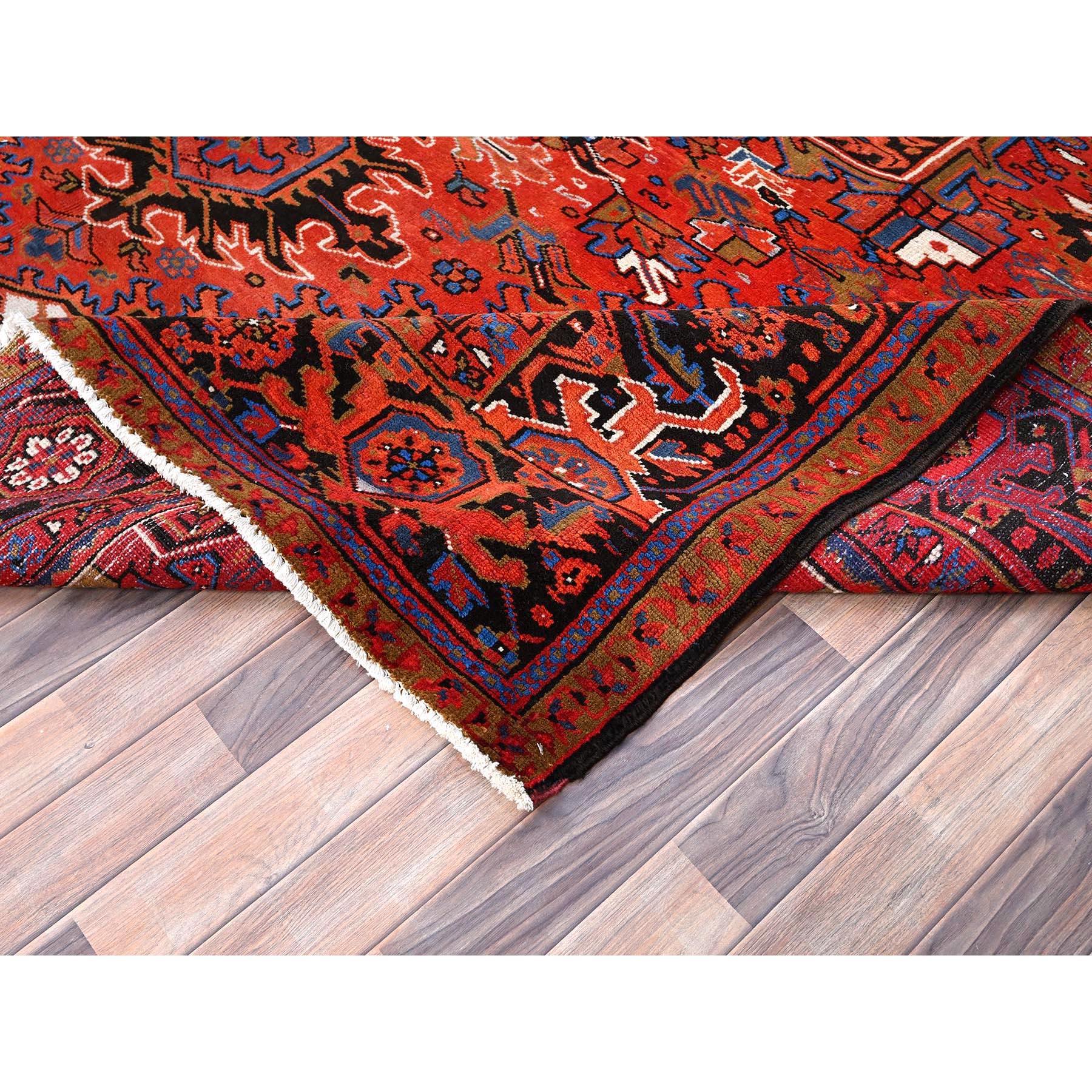 Roter handgeknüpfter Vintage persischer Heriz-Teppich aus reiner Wolle im Used-Look, Abend getragen (Mitte des 20. Jahrhunderts) im Angebot