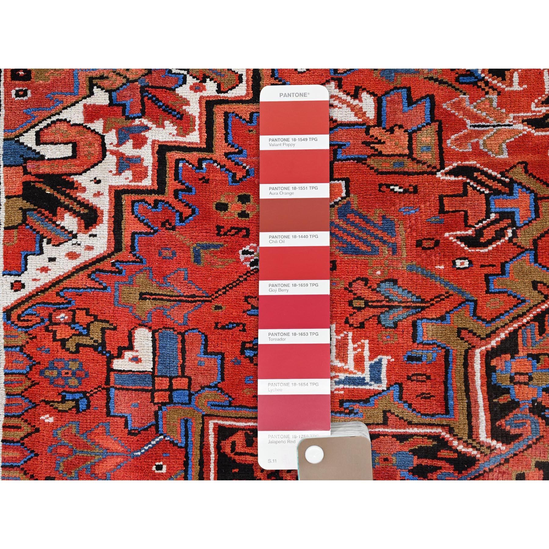 Roter handgeknüpfter Vintage persischer Heriz-Teppich aus reiner Wolle im Used-Look, Abend getragen im Angebot 1