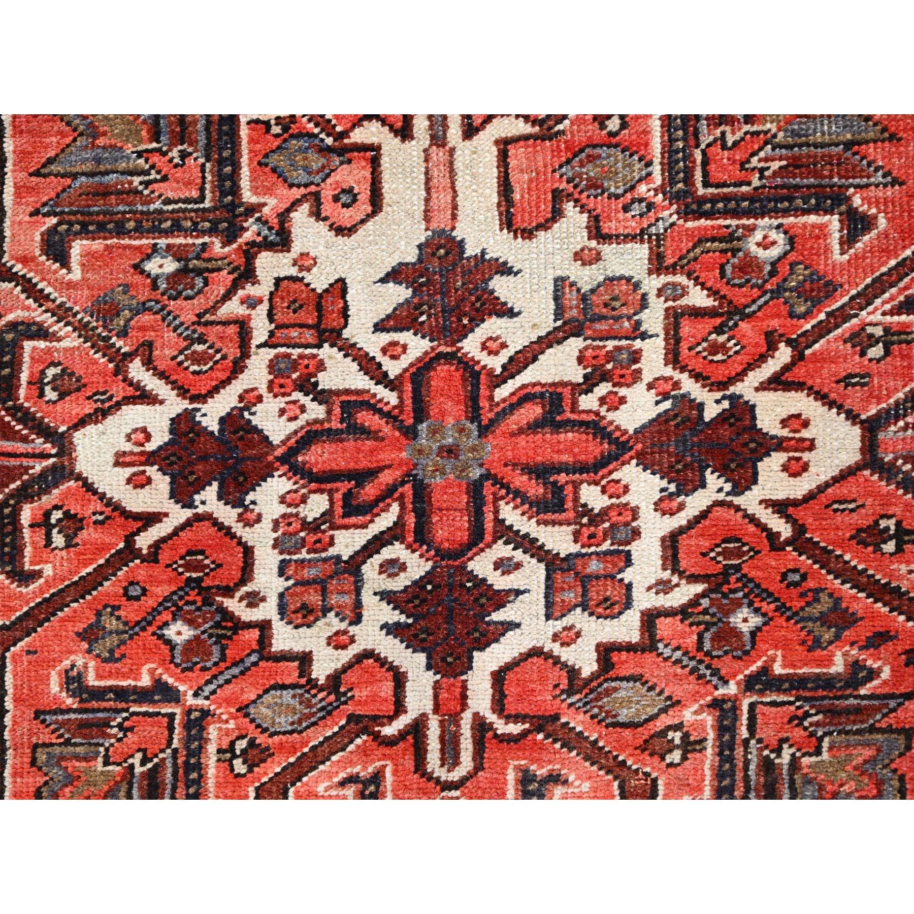 Tapis persan Heriz nettoyé professionnellement, rouge pure laine nouée à la main en vente 2