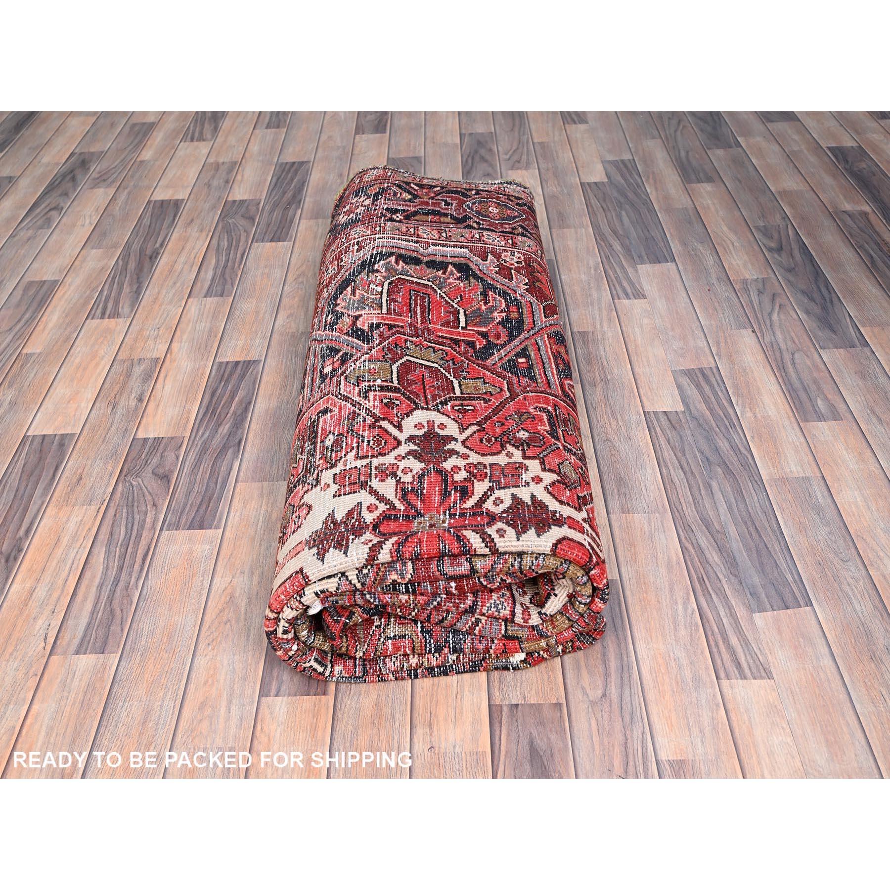 Tapis persan Heriz nettoyé professionnellement, rouge pure laine nouée à la main en vente 3