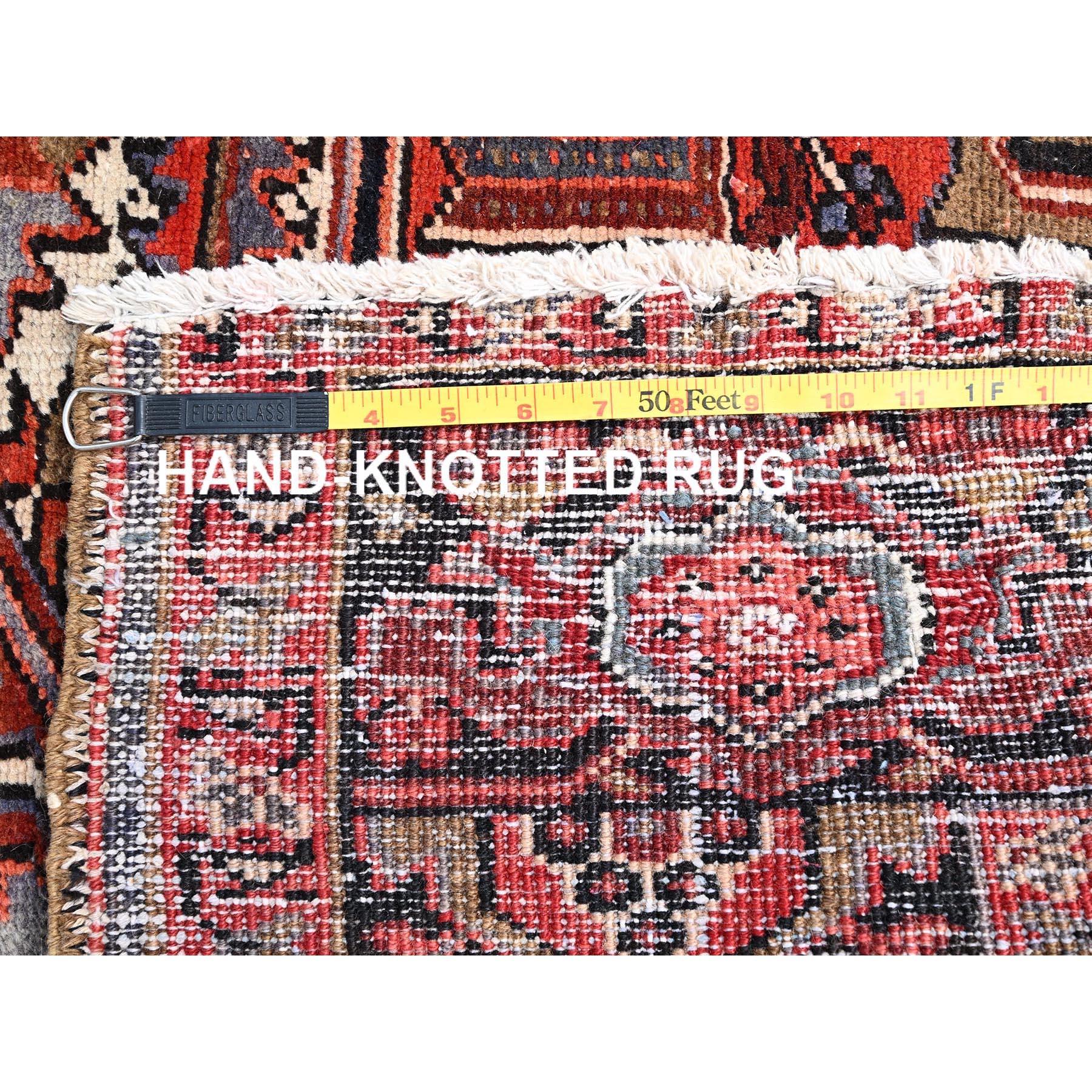 Ce fabuleux tapis noué à la main a été créé et conçu pour une résistance et une durabilité accrues. Ce tapis a été fabriqué à la main pendant des semaines selon la méthode traditionnelle qui est utilisée pour faire des
Taille exacte du tapis en