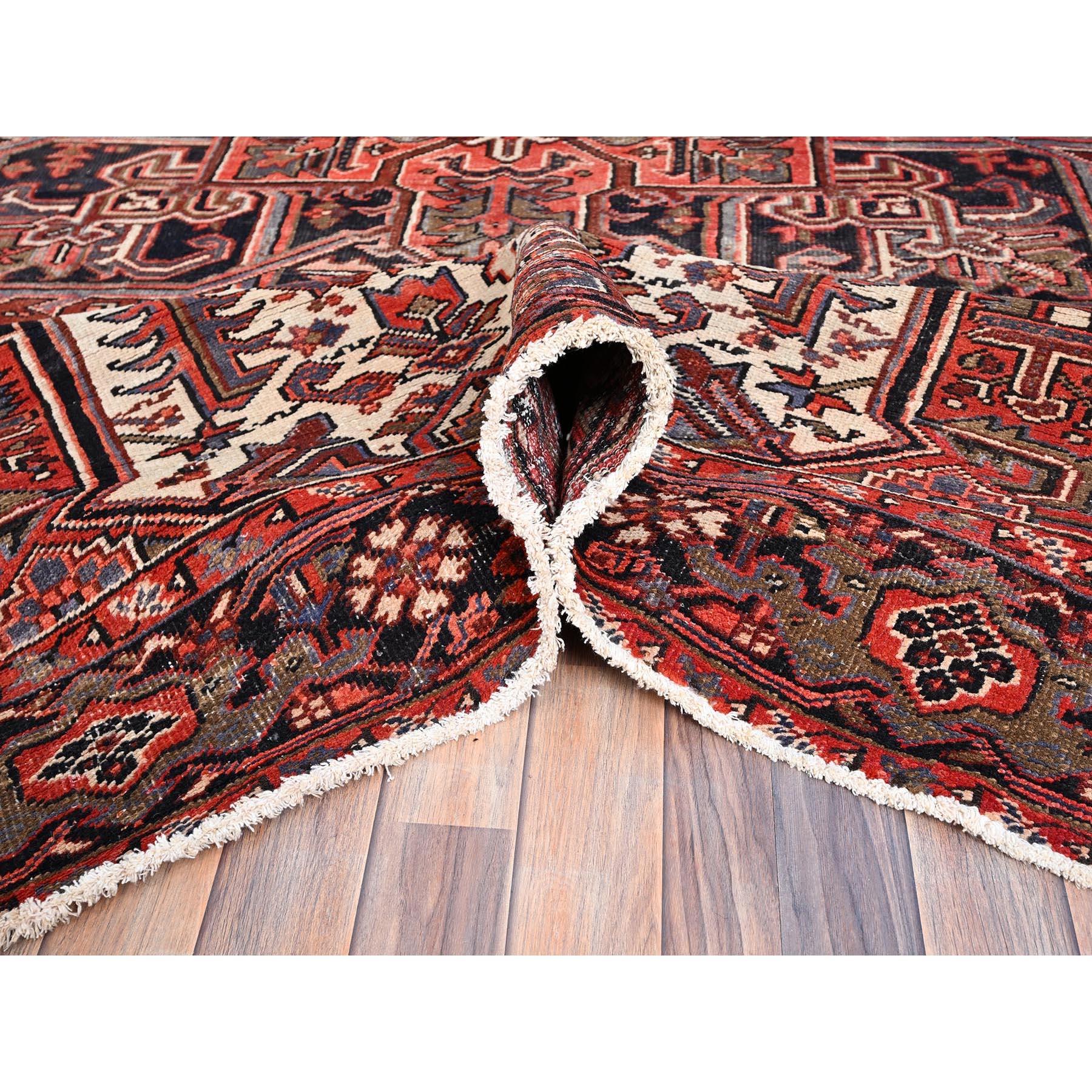 Milieu du XXe siècle Tapis persan Heriz nettoyé professionnellement, rouge pure laine nouée à la main en vente