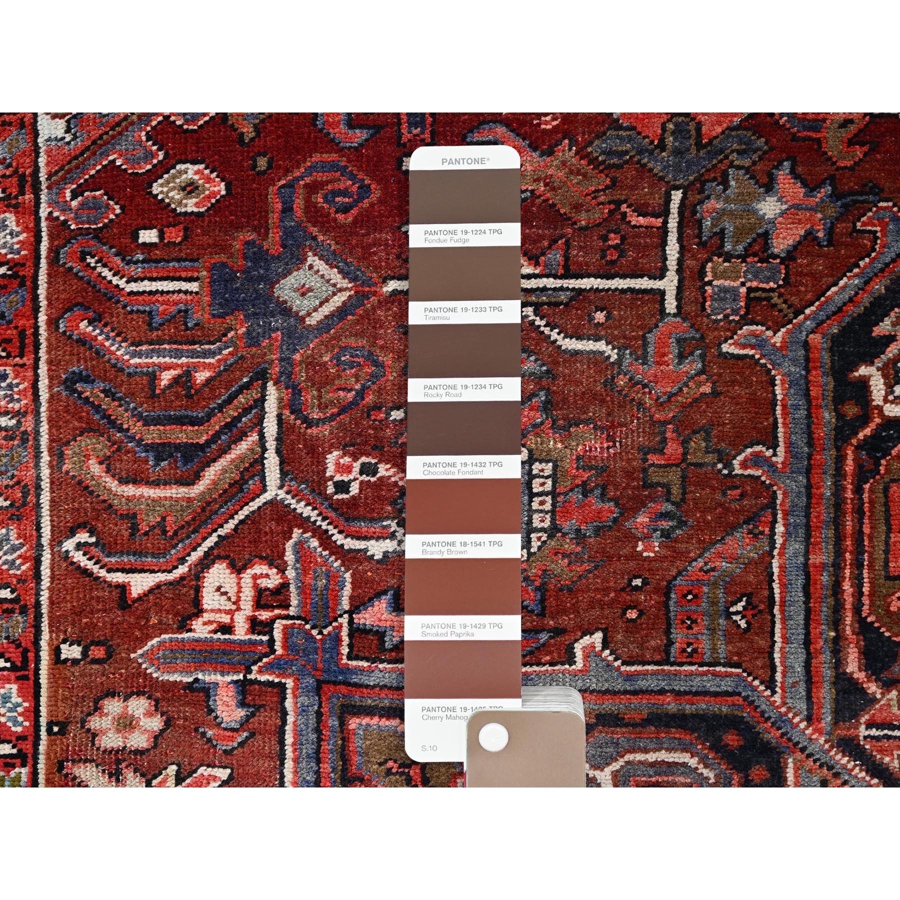 Tapis persan Heriz nettoyé professionnellement, rouge pure laine nouée à la main en vente 1