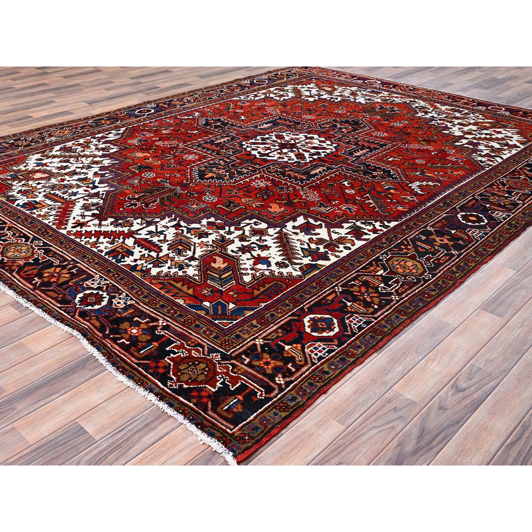 Rote reine Wolle handgeknüpft Vintage Persian Heriz Rustic Feel Evenly Worn Rug (Persisch) im Angebot
