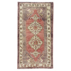 Türkischer Vintage-Teppich in Rot & Lila 3'2" x 5'9"