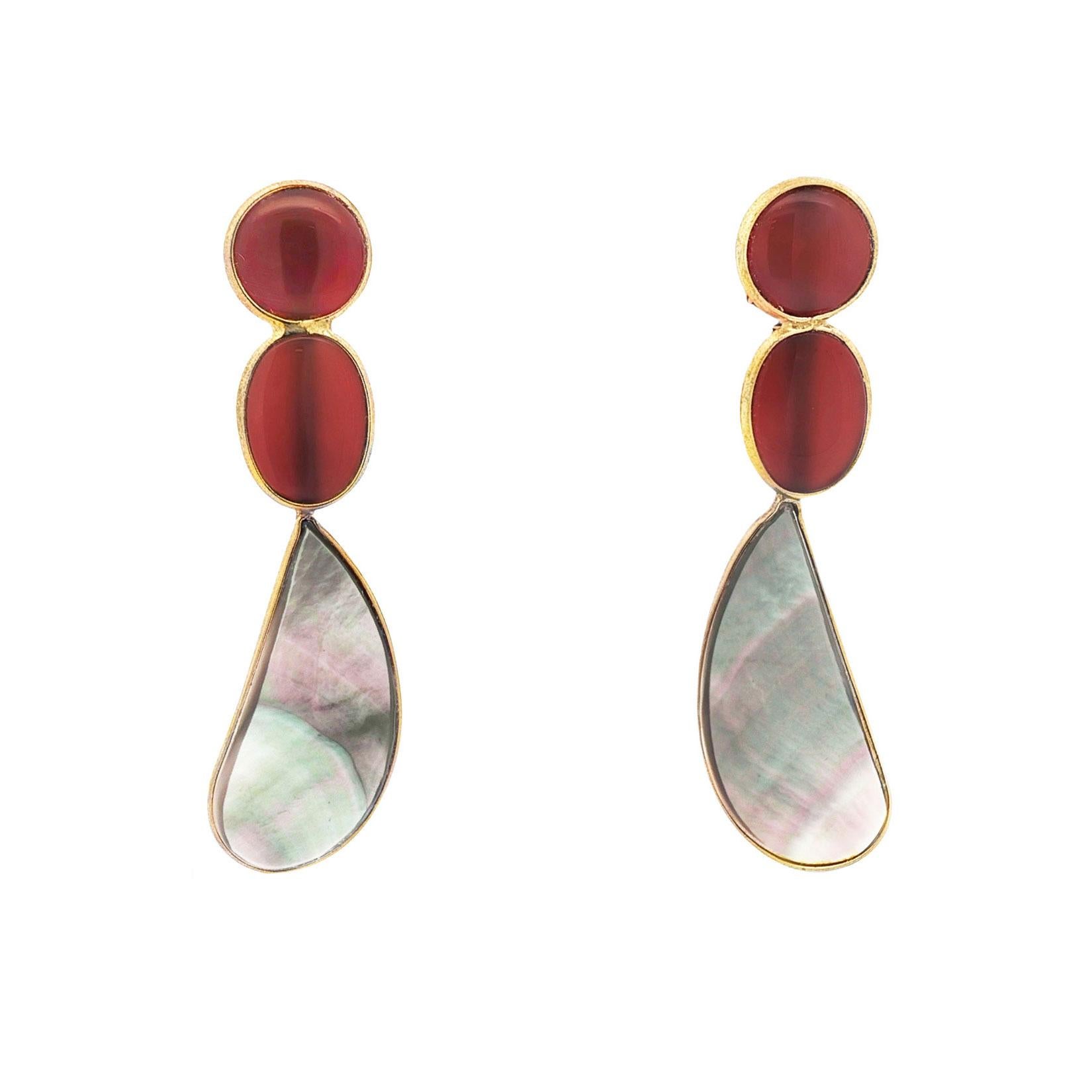 Taglio rotondo Orecchini a goccia di quarzo rosso e labradorite in argento placcato oro in vendita