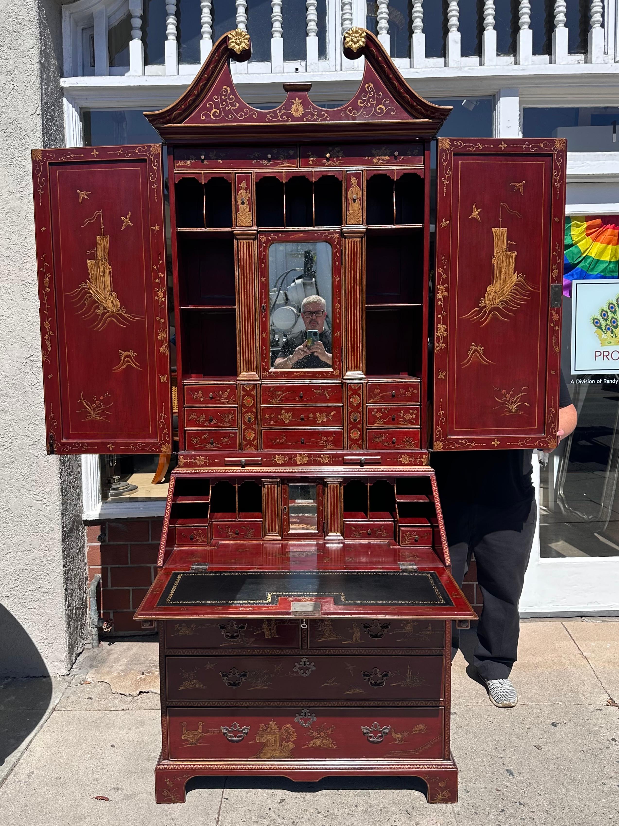 Bureau secrétaire de style Queen Anne rouge Burton-Ching Chinoiserie Bibliothèque.