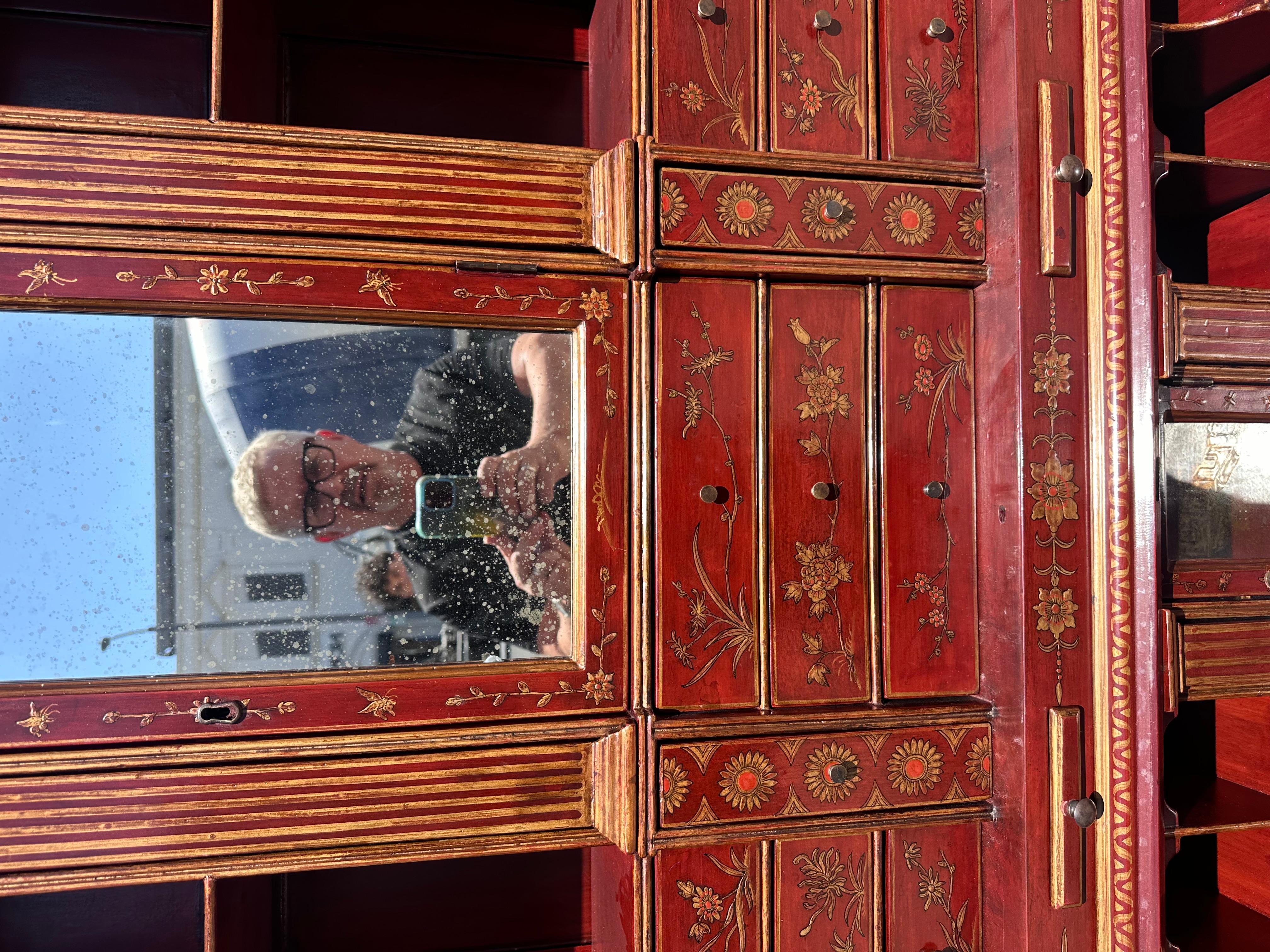 Chinoiseries Bibliothèque secrétaire de bureau de style Queen Anne rouge Burton-Ching Chinoiserie en vente