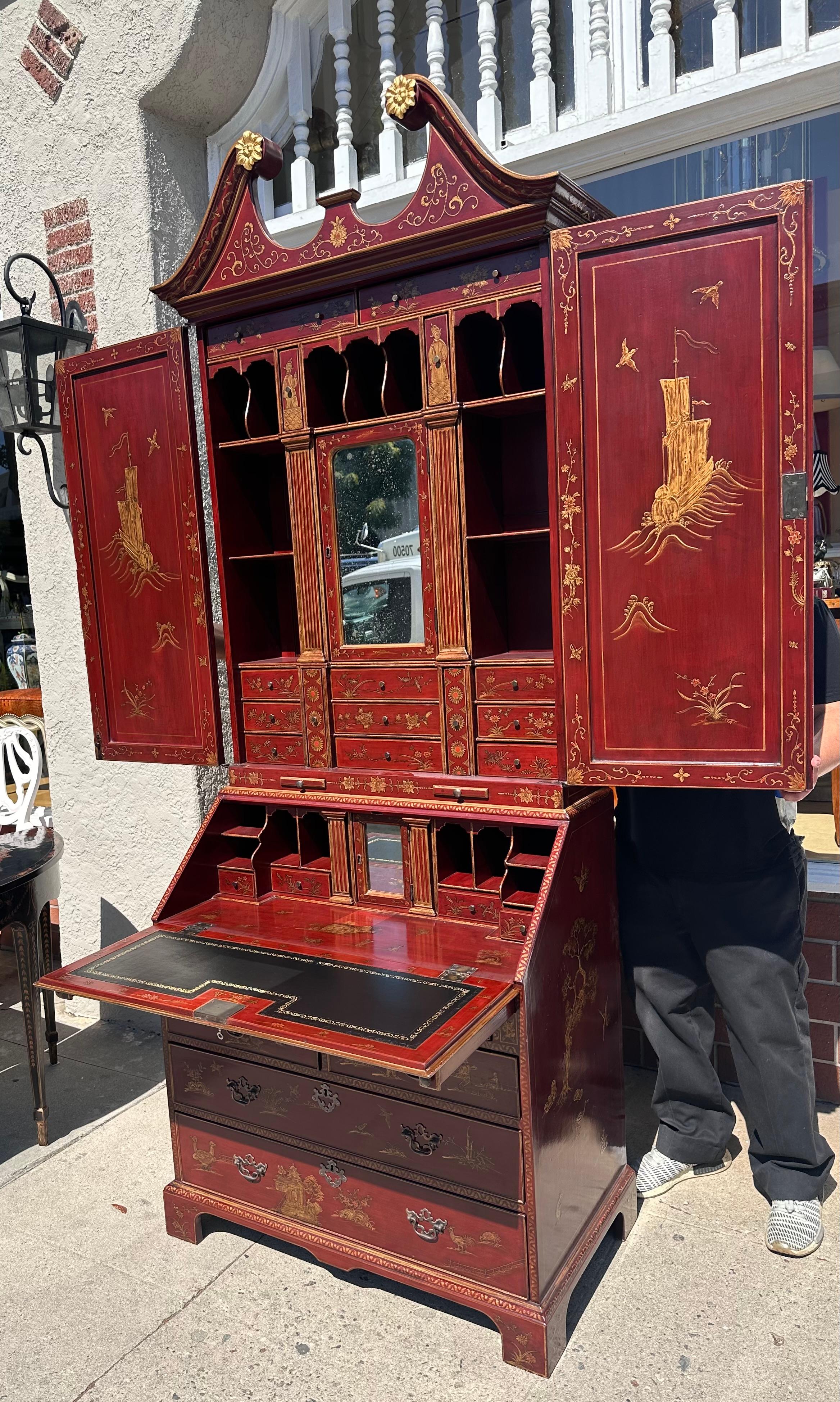 Américain Bibliothèque secrétaire de bureau de style Queen Anne rouge Burton-Ching Chinoiserie en vente