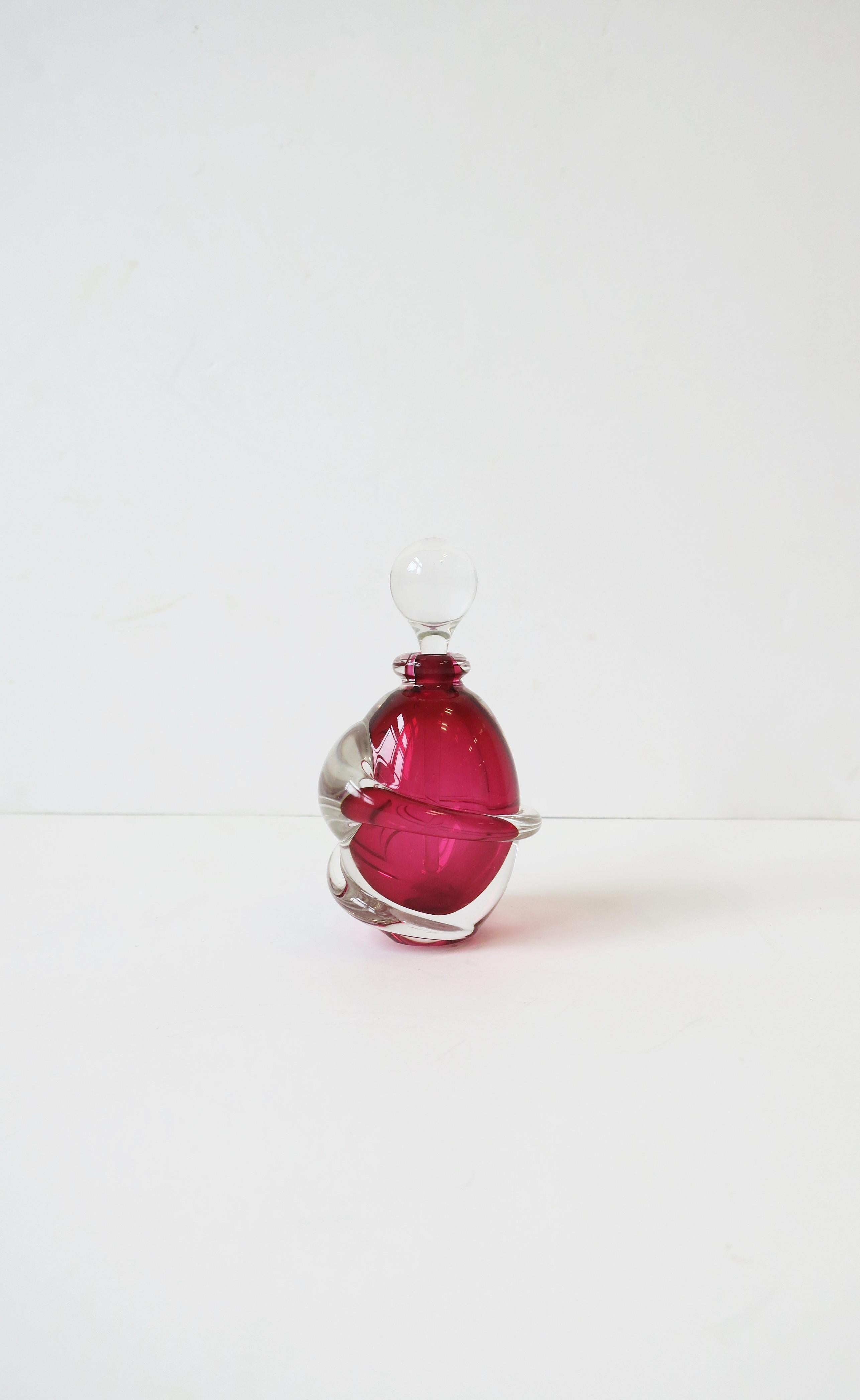 Parfümflasche aus rotem Himbeer-Kunstglas, signiert im Angebot 4