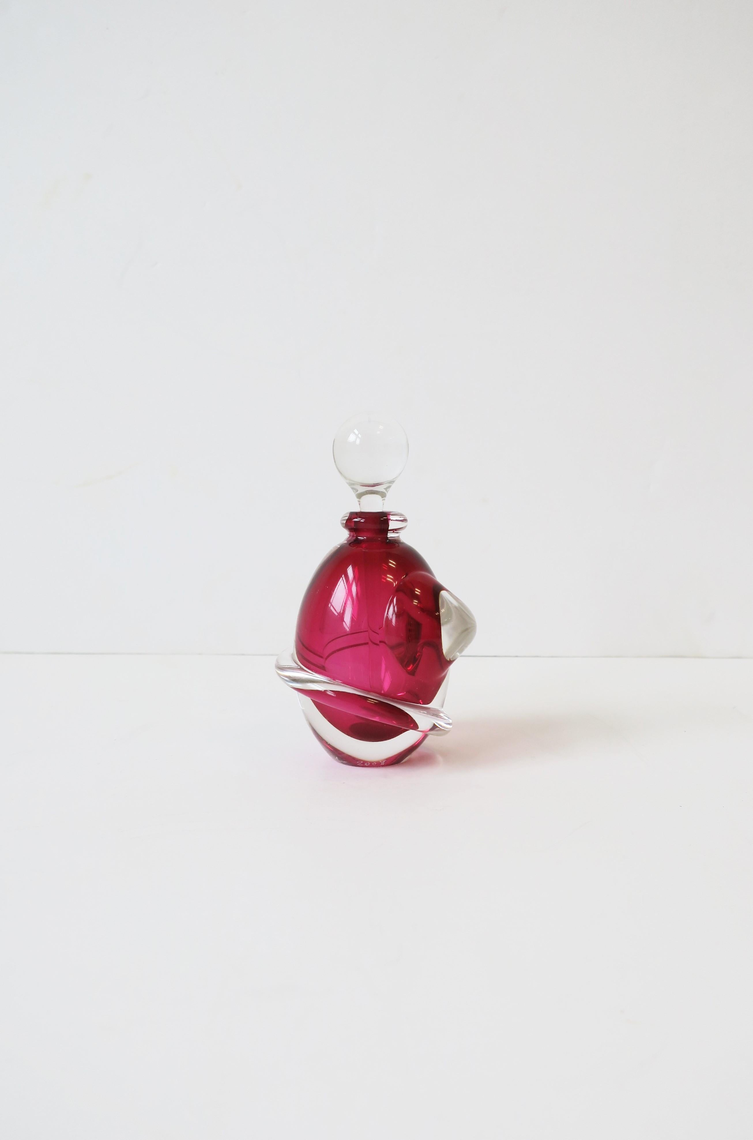 Bouteille de parfum en verre d'art framboise rouge, signée en vente 4