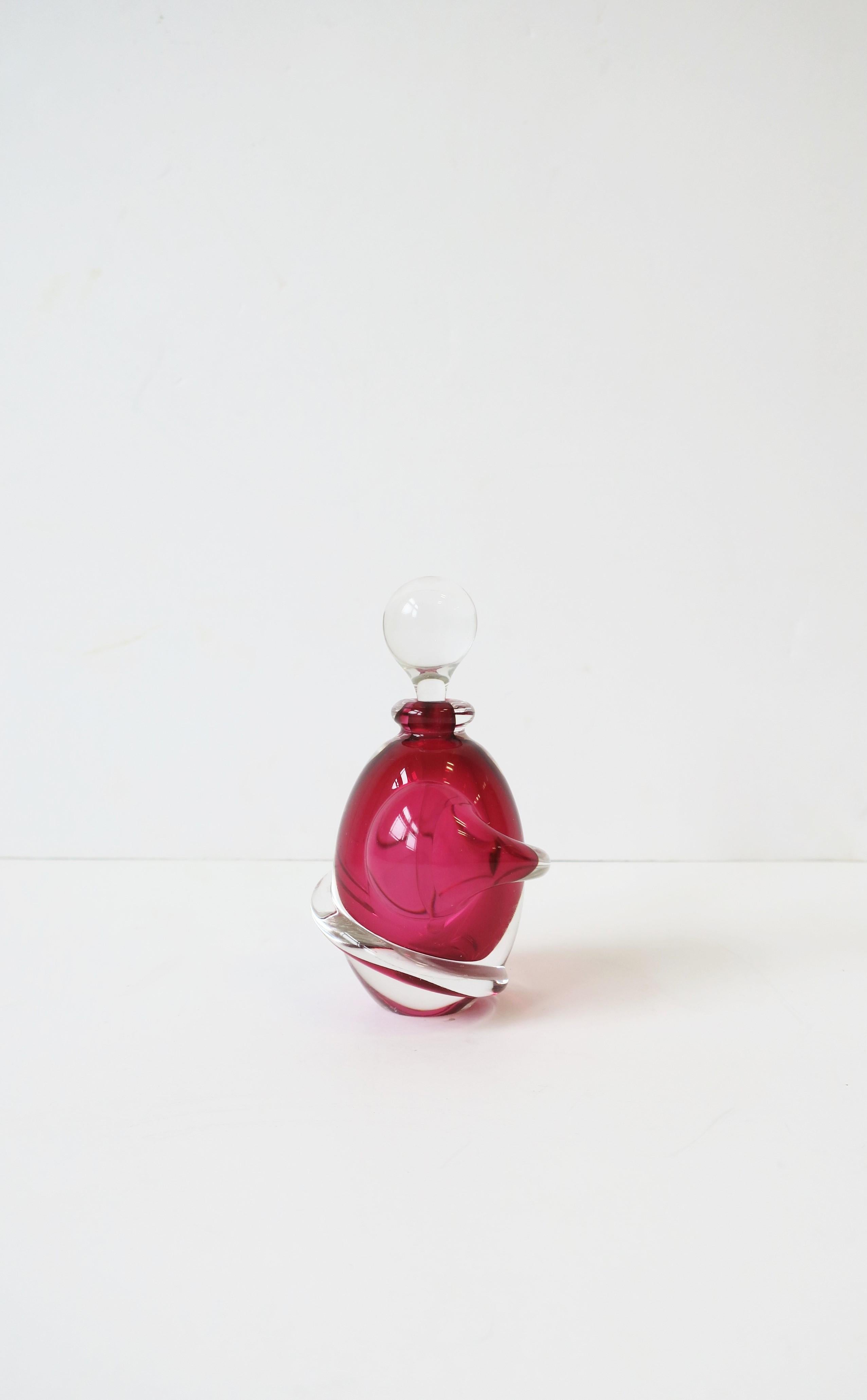 Parfümflasche aus rotem Himbeer-Kunstglas, signiert im Angebot 6