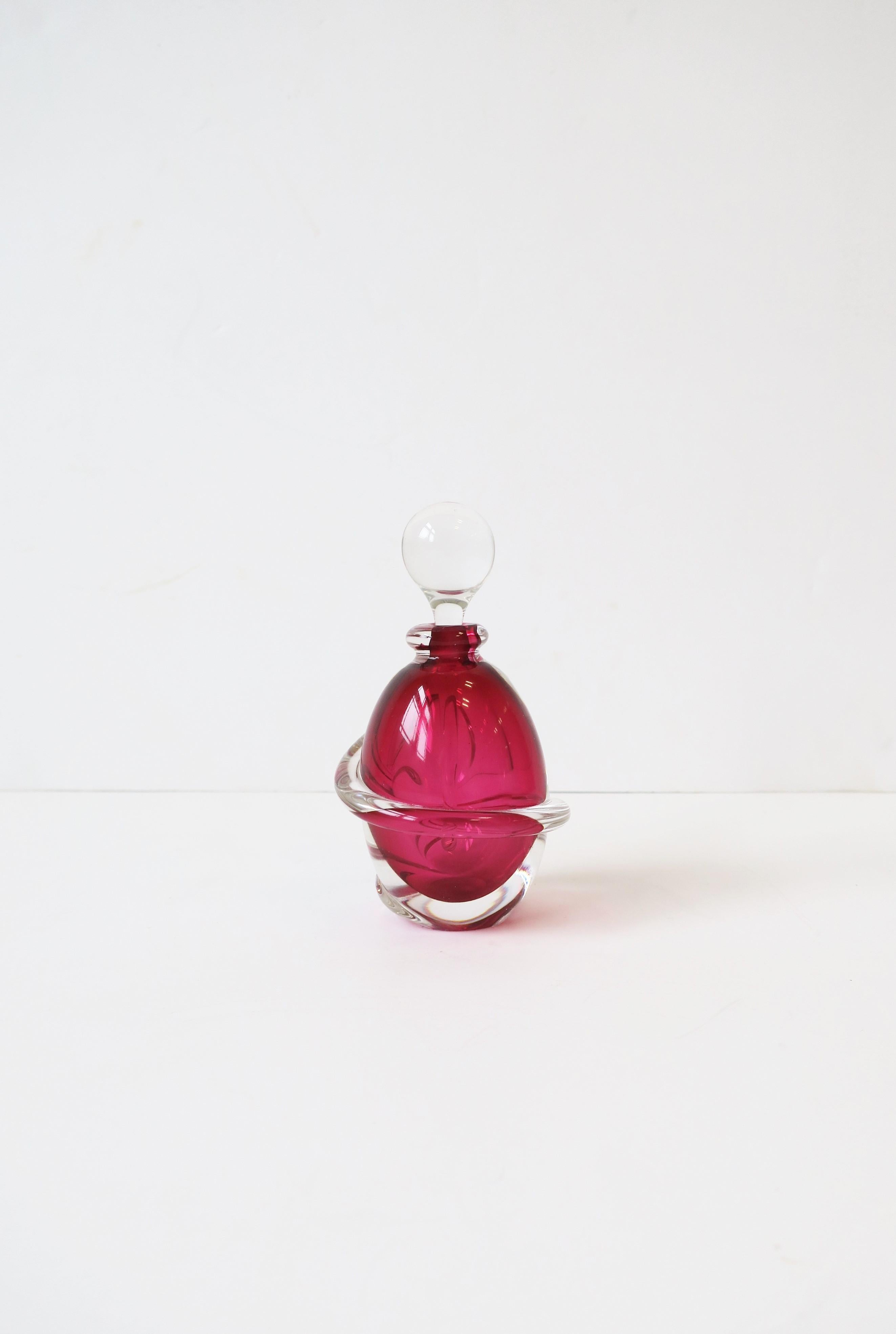Bouteille de parfum en verre d'art framboise rouge, signée en vente 7