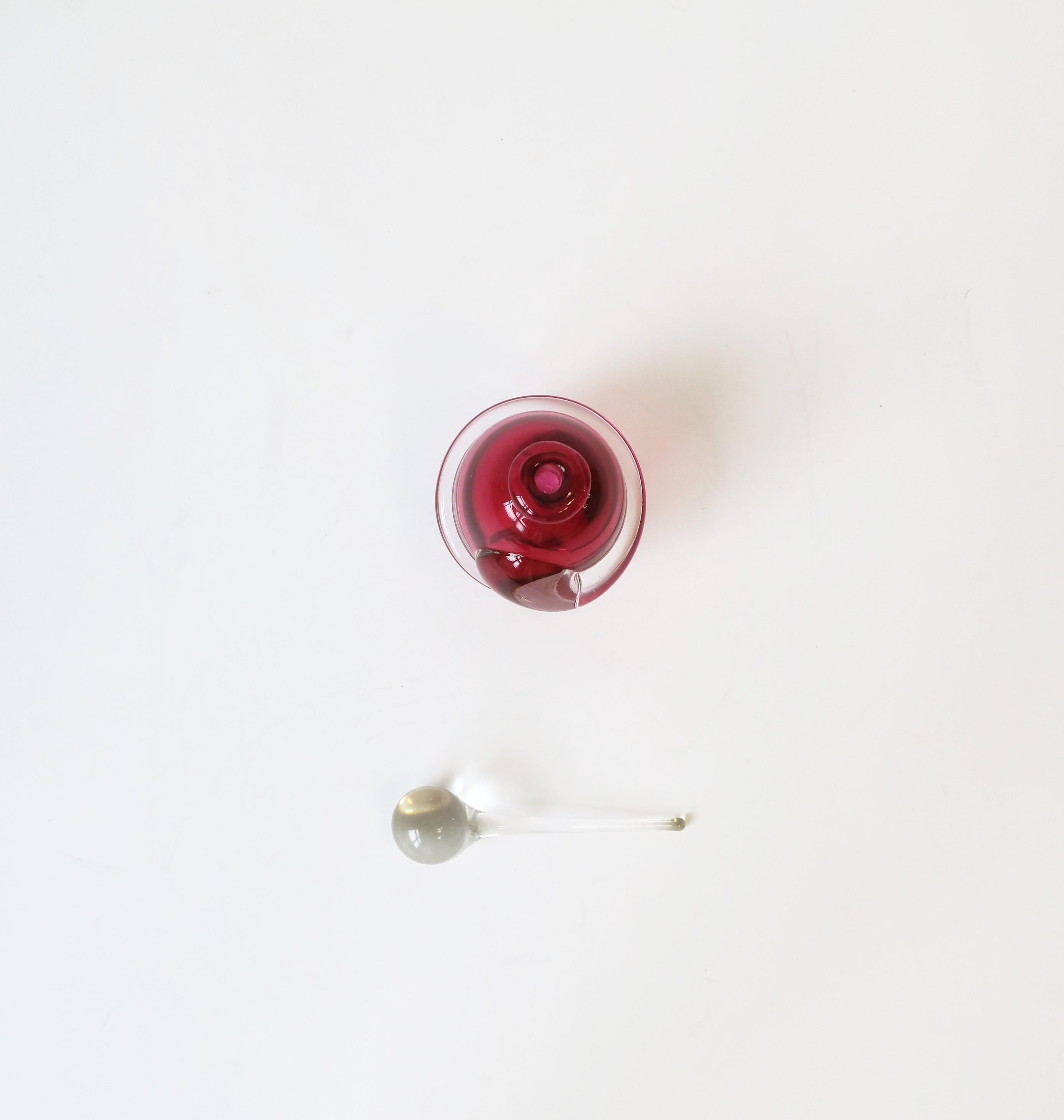 Parfümflasche aus rotem Himbeer-Kunstglas, signiert im Angebot 9