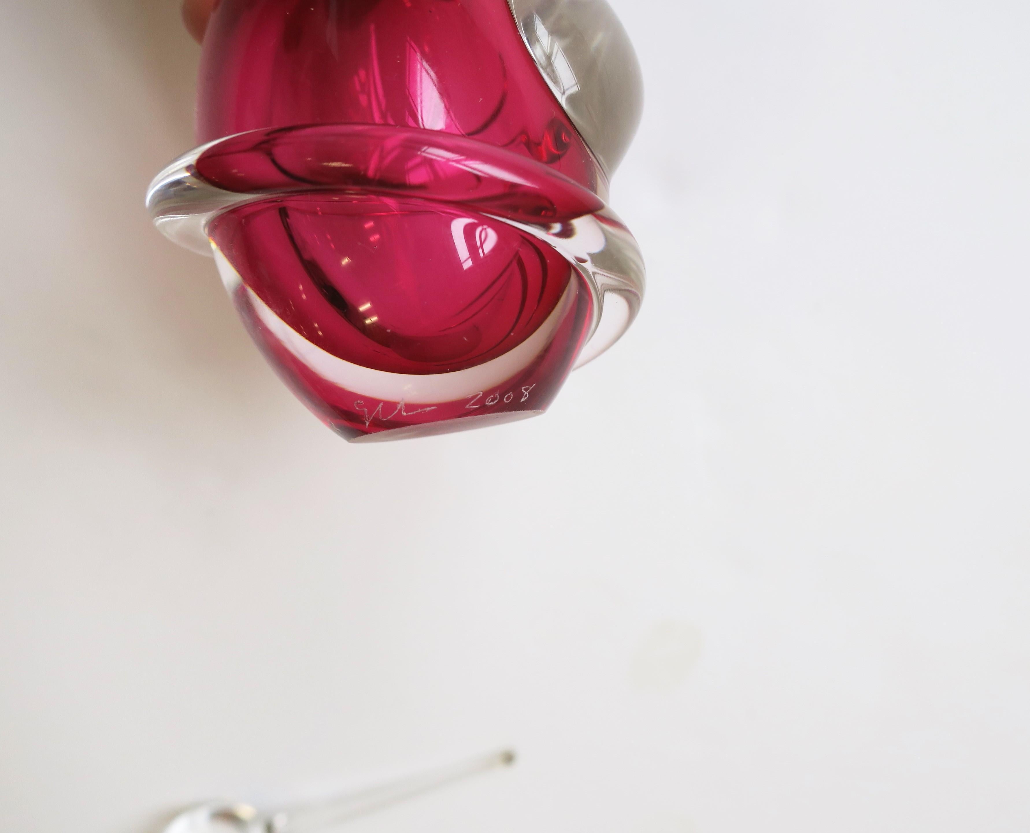 Bouteille de parfum en verre d'art framboise rouge, signée en vente 9
