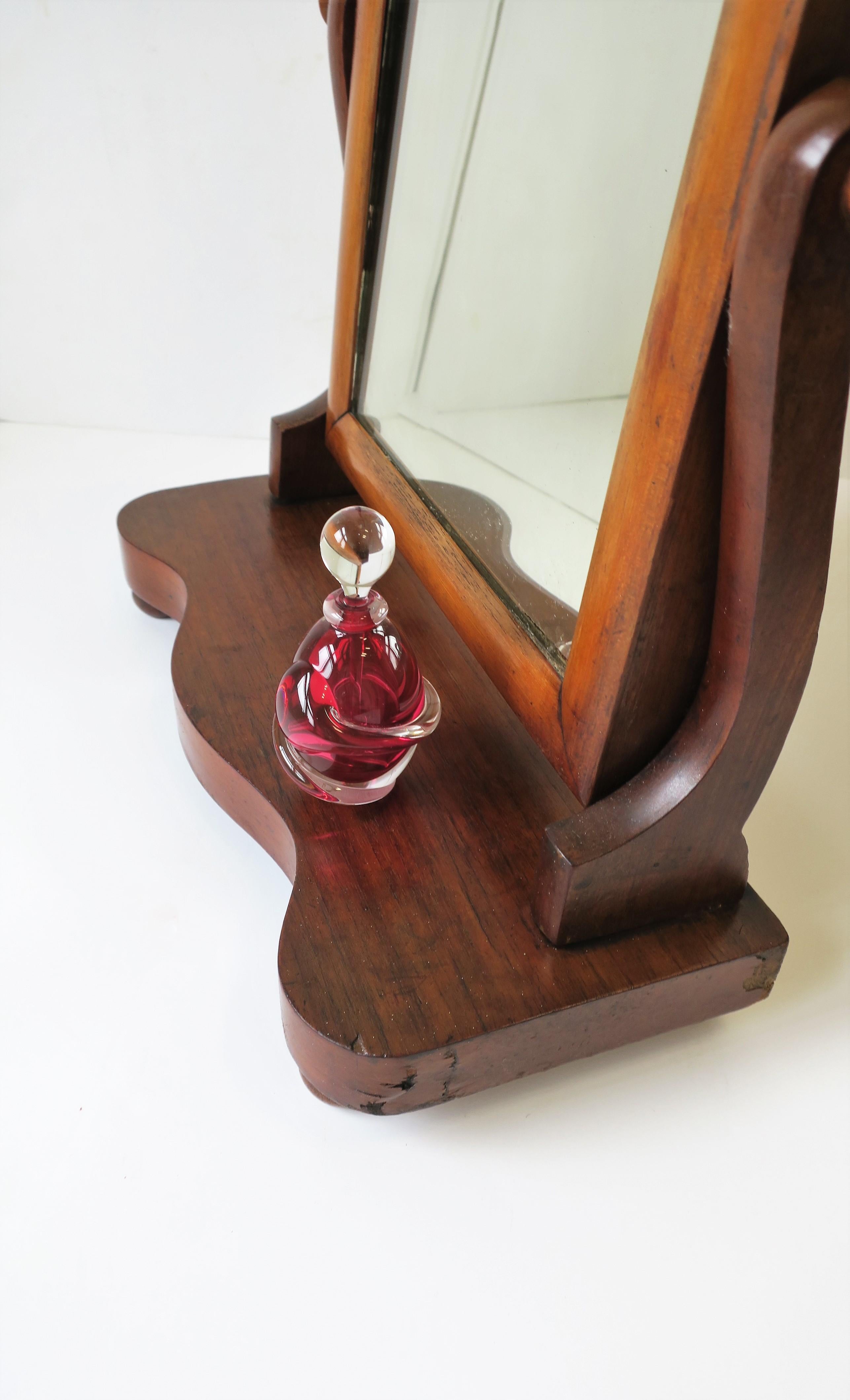 Parfümflasche aus rotem Himbeer-Kunstglas, signiert (Europäisch) im Angebot