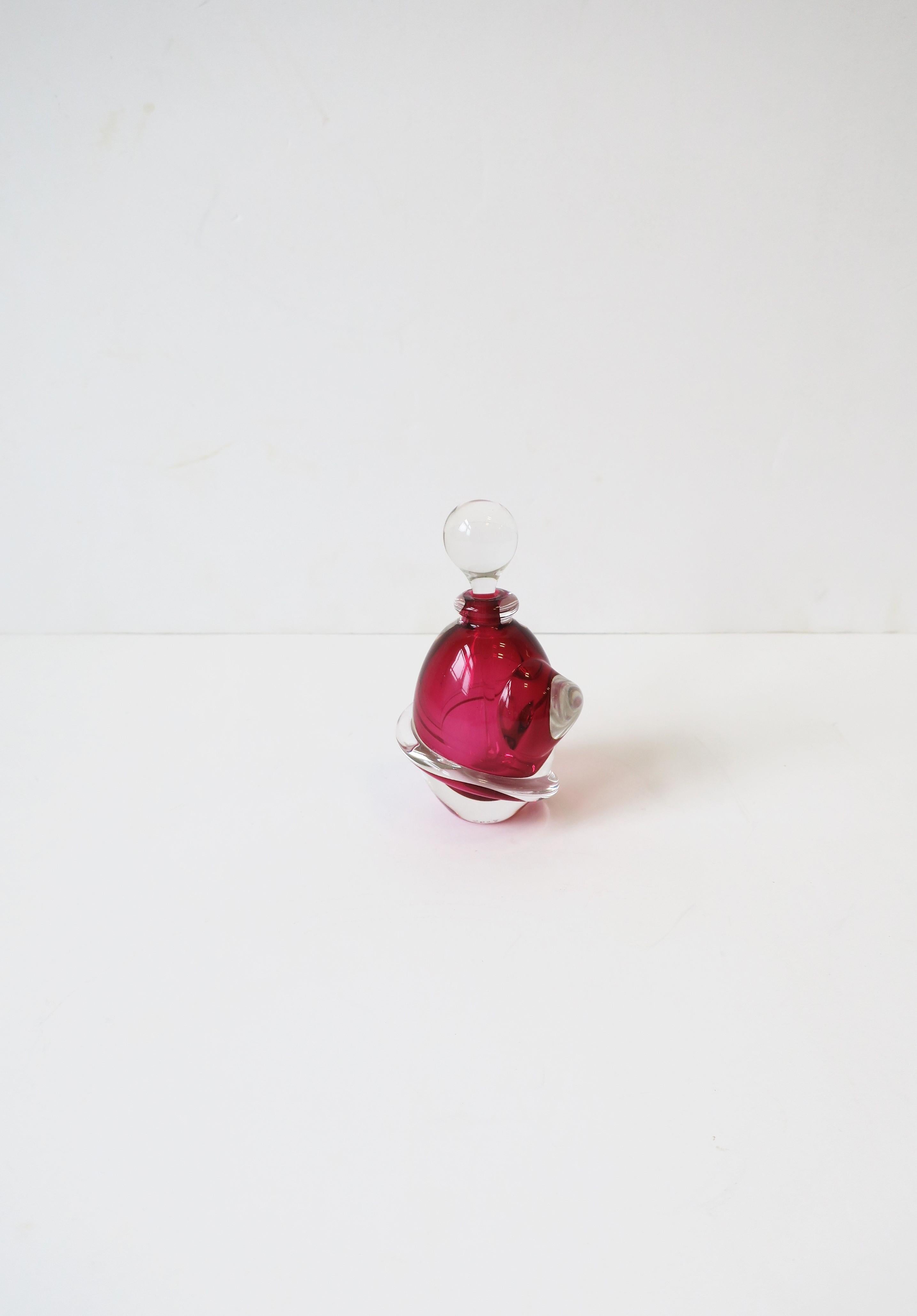 Bouteille de parfum en verre d'art framboise rouge, signée en vente 1