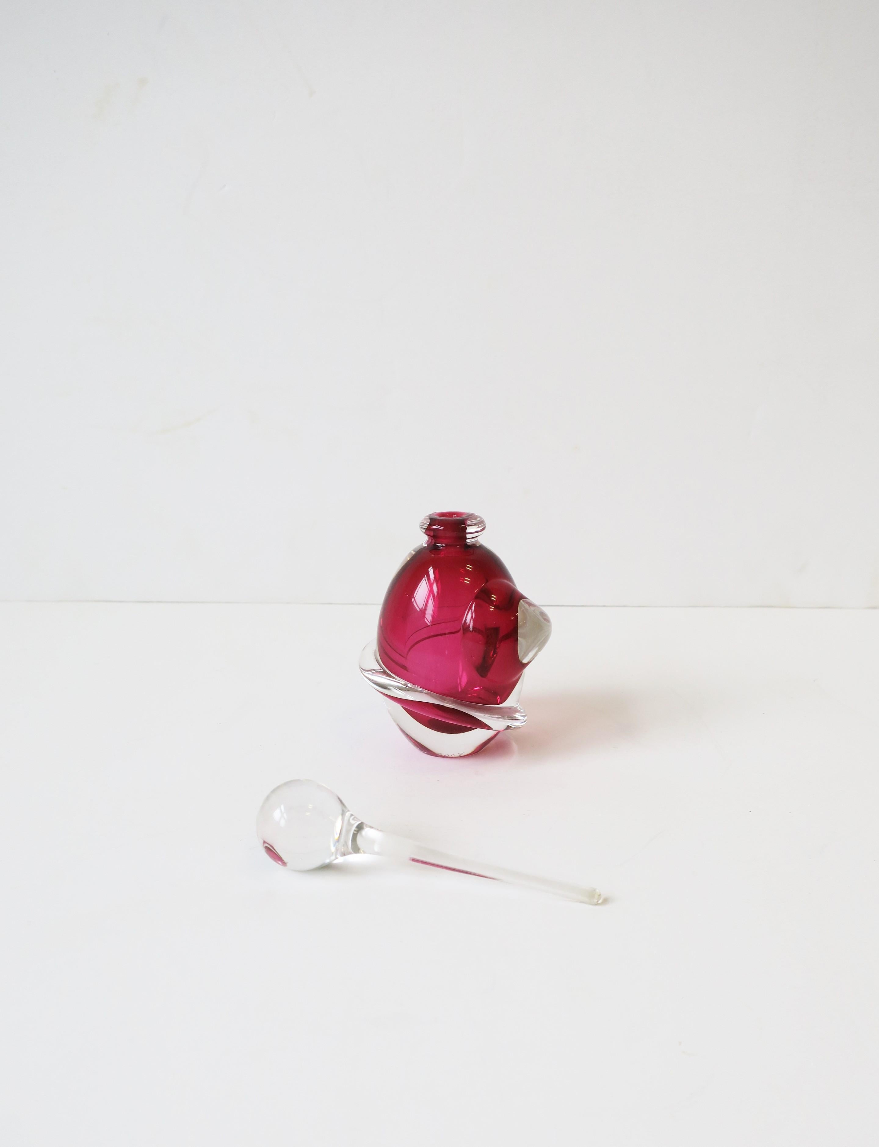 Bouteille de parfum en verre d'art framboise rouge, signée en vente 2