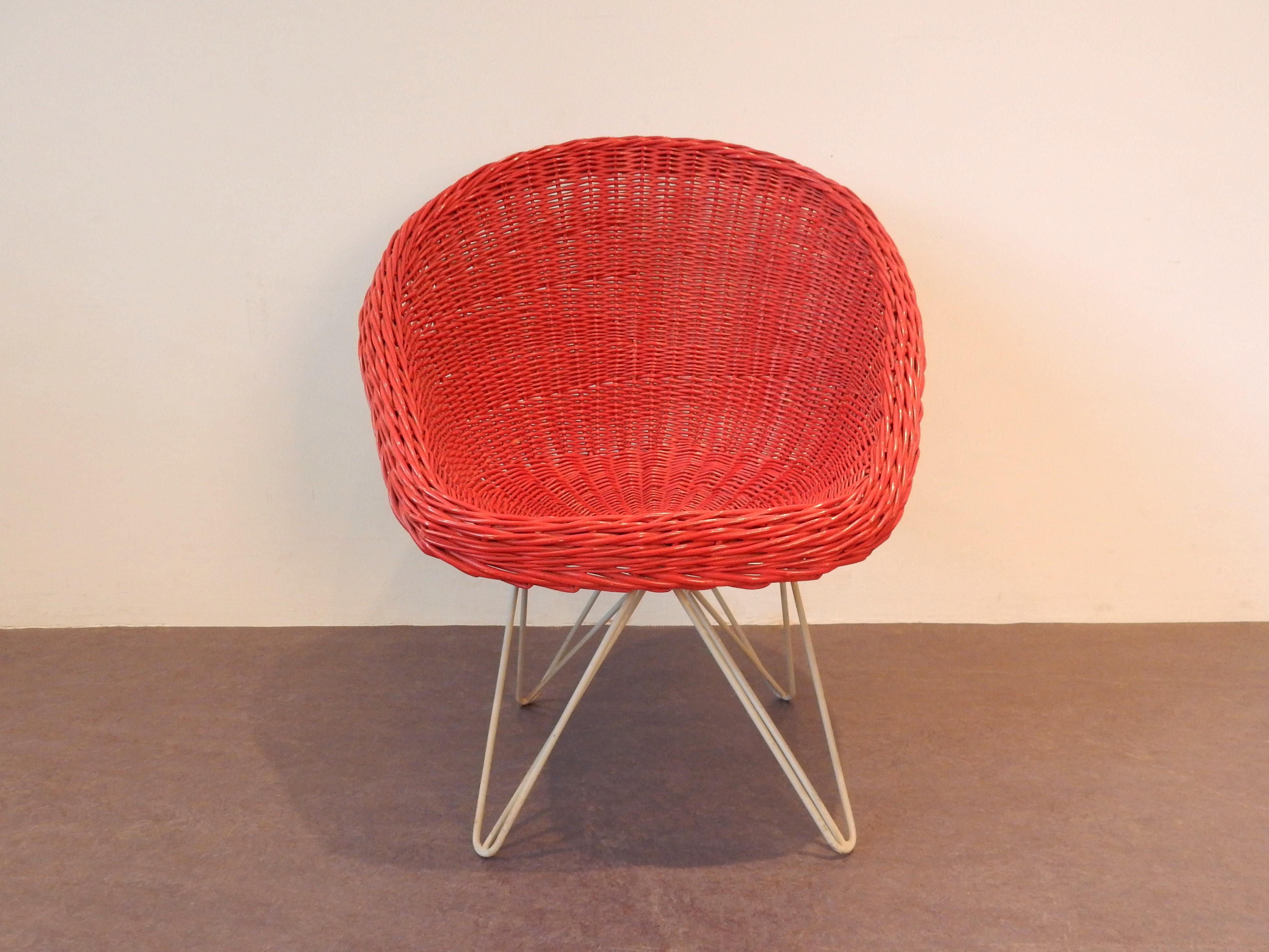 This impressive rattan lounge chair was designed by Teun Velthuizen for Urotan in the 1950s. It is very much in the style of the French art deco modernist designer, architect and interior designer Jacques Adnet. The chair has light grey metal