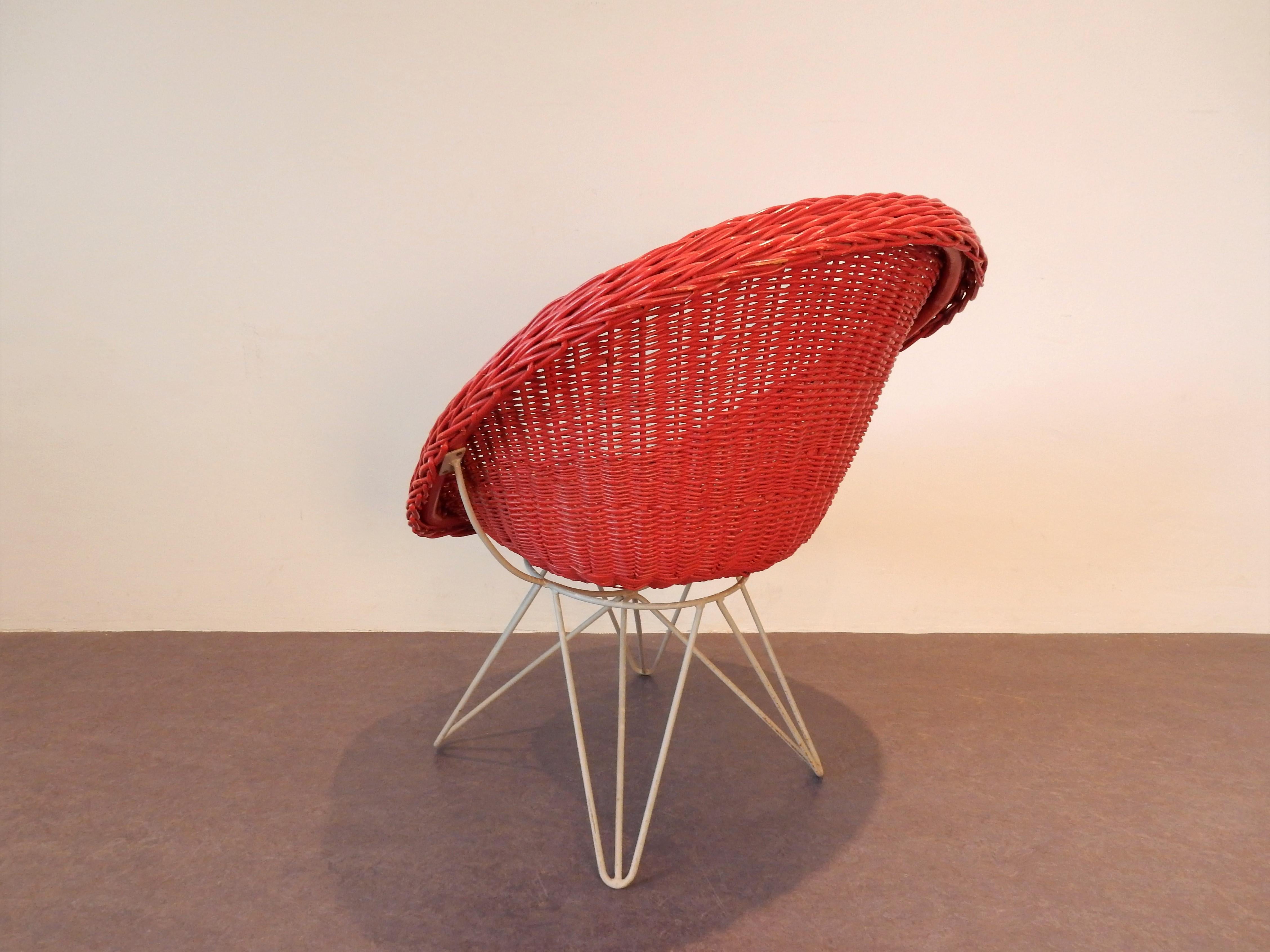 Roter Rattan-Loungesessel von Teun Velthuizen für Urotan, Niederlande, 1950er Jahre (Niederländisch) im Angebot