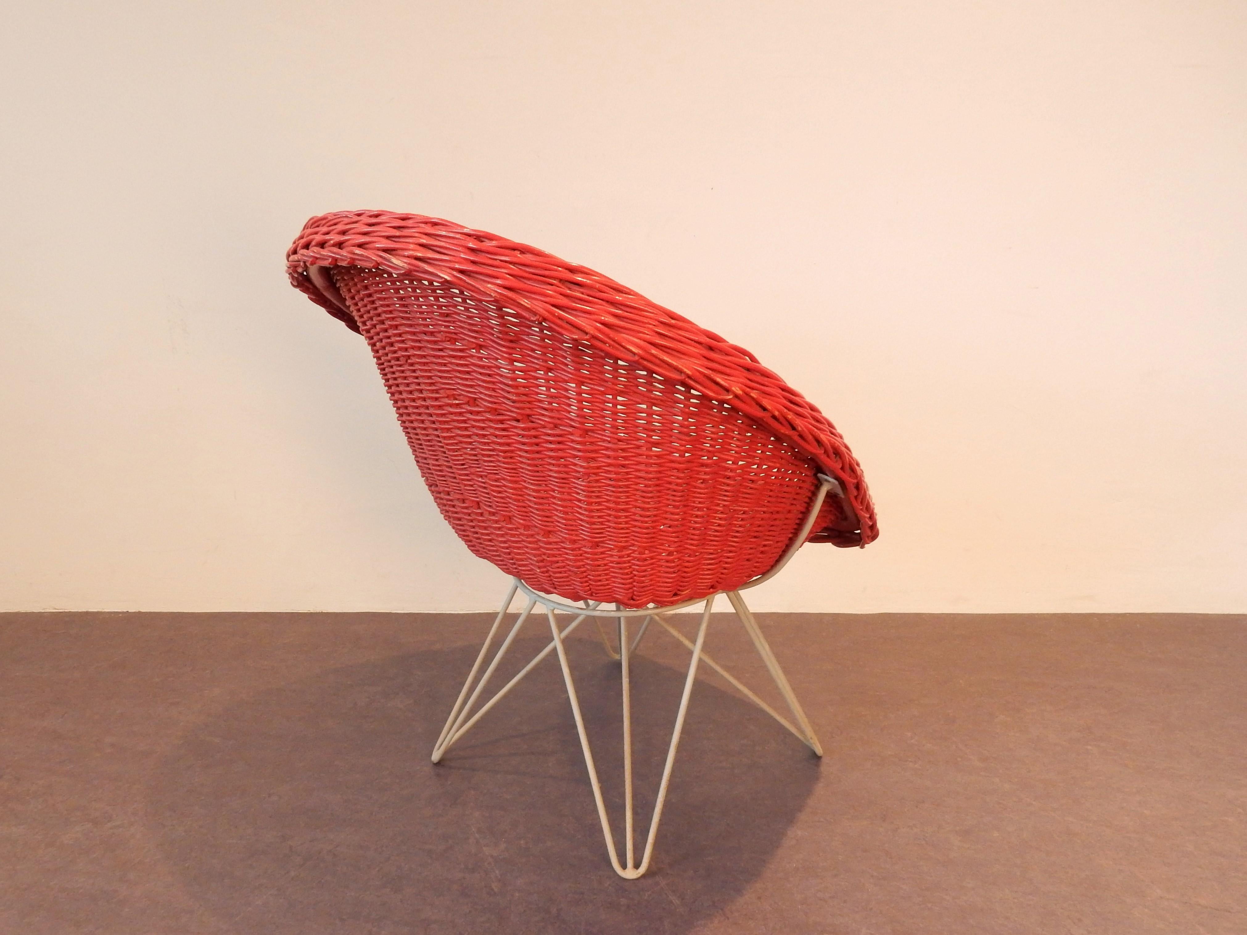 Roter Rattan-Loungesessel von Teun Velthuizen für Urotan, Niederlande, 1950er Jahre im Zustand „Gut“ im Angebot in Steenwijk, NL