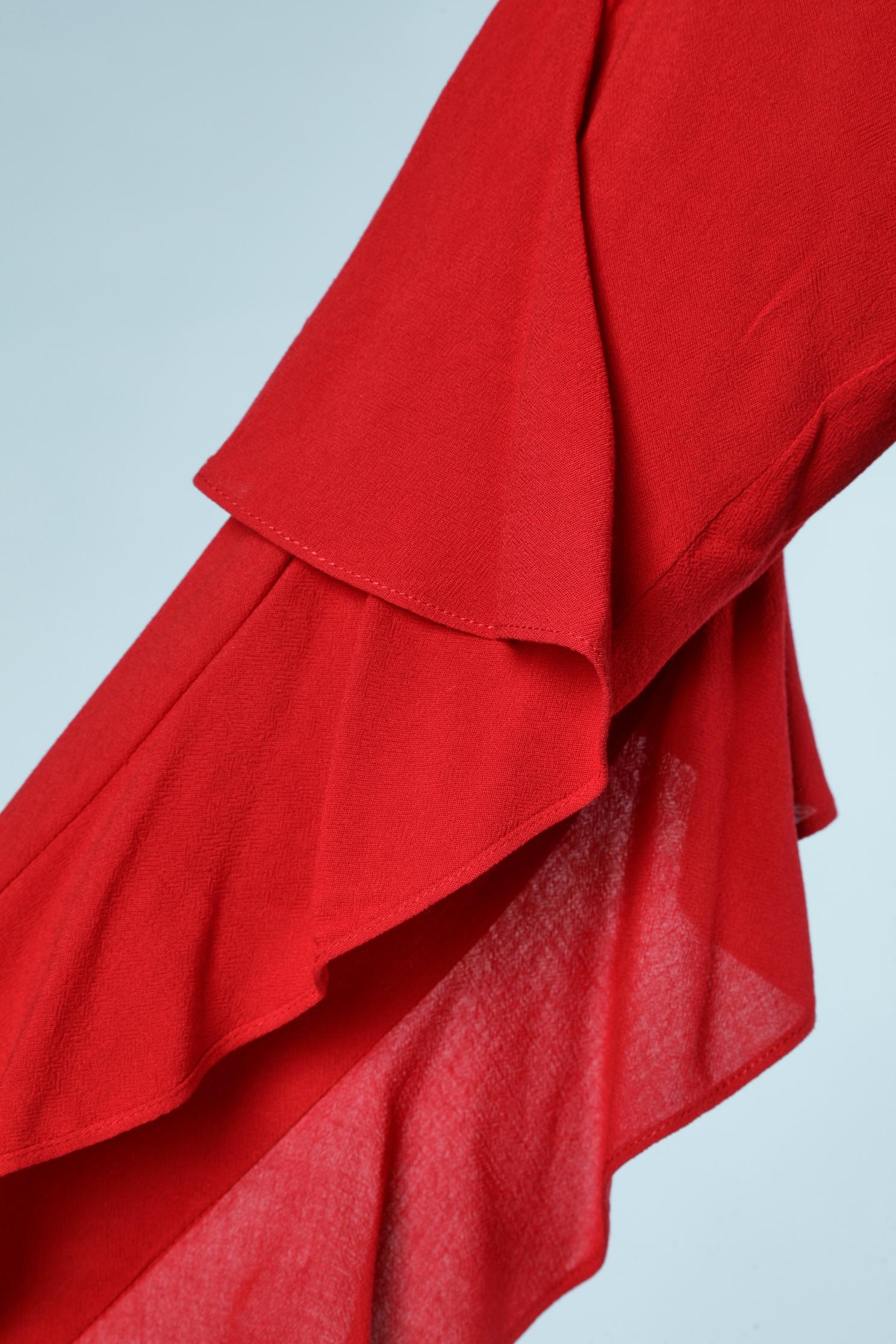 Red rayon cocktail dress with ruffles on the sleeves  In Excellent Condition For Sale In Saint-Ouen-Sur-Seine, FR