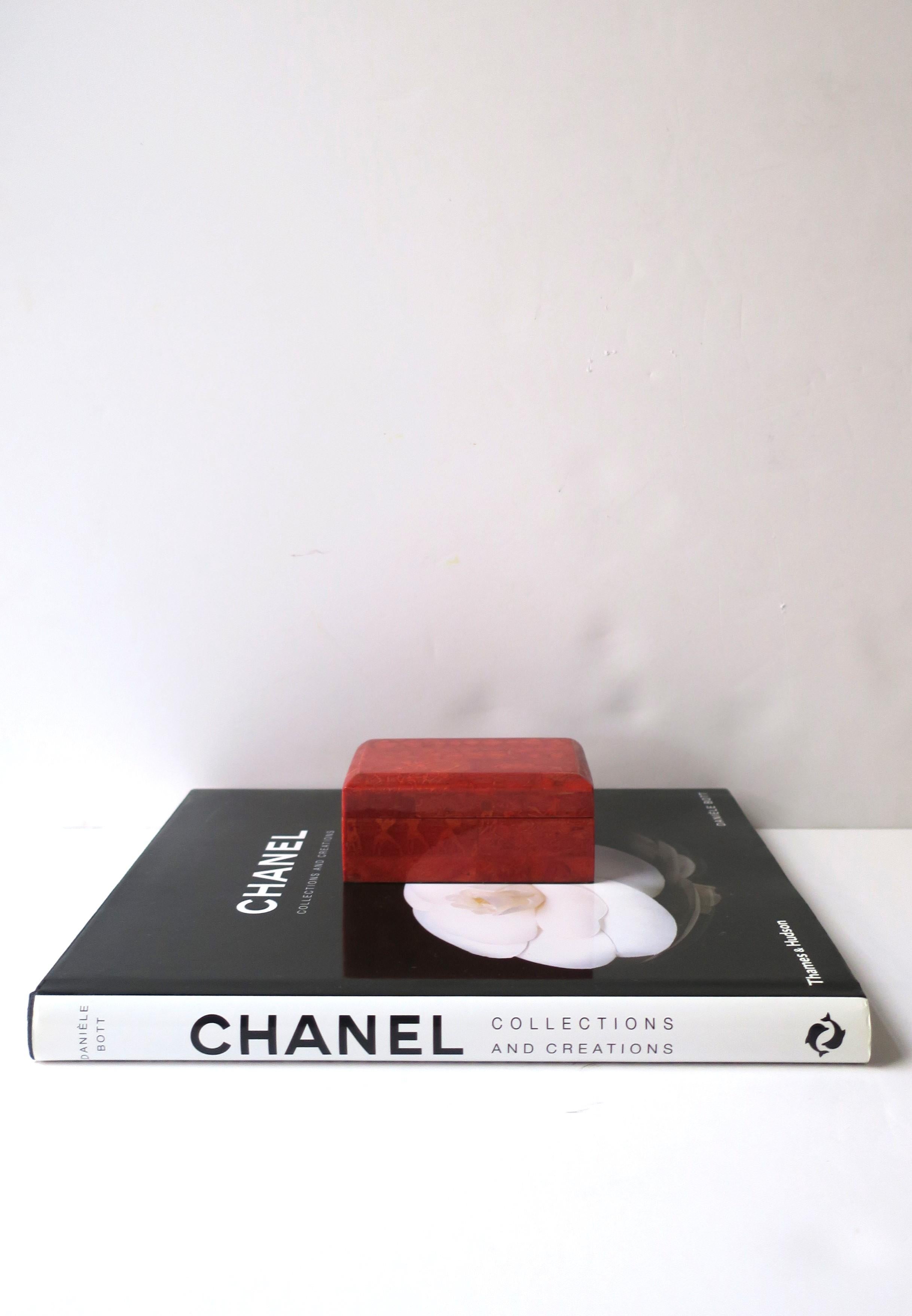 XXIe siècle et contemporain Boîte à bijoux en résine rouge