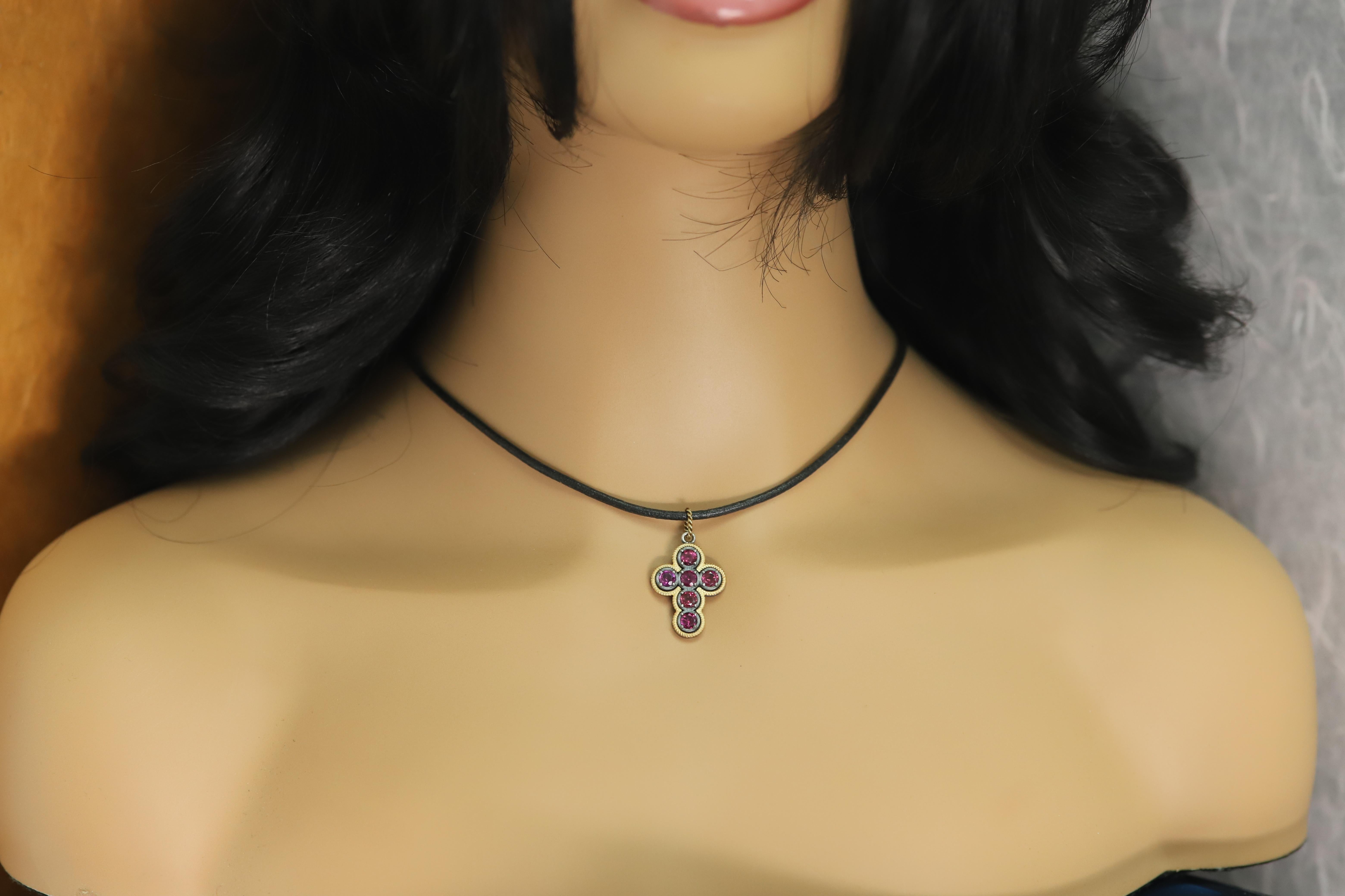 Cruz de rodolita roja vintage de 18 quilates y plata de dos tonos fabricada en Italia en venta 5