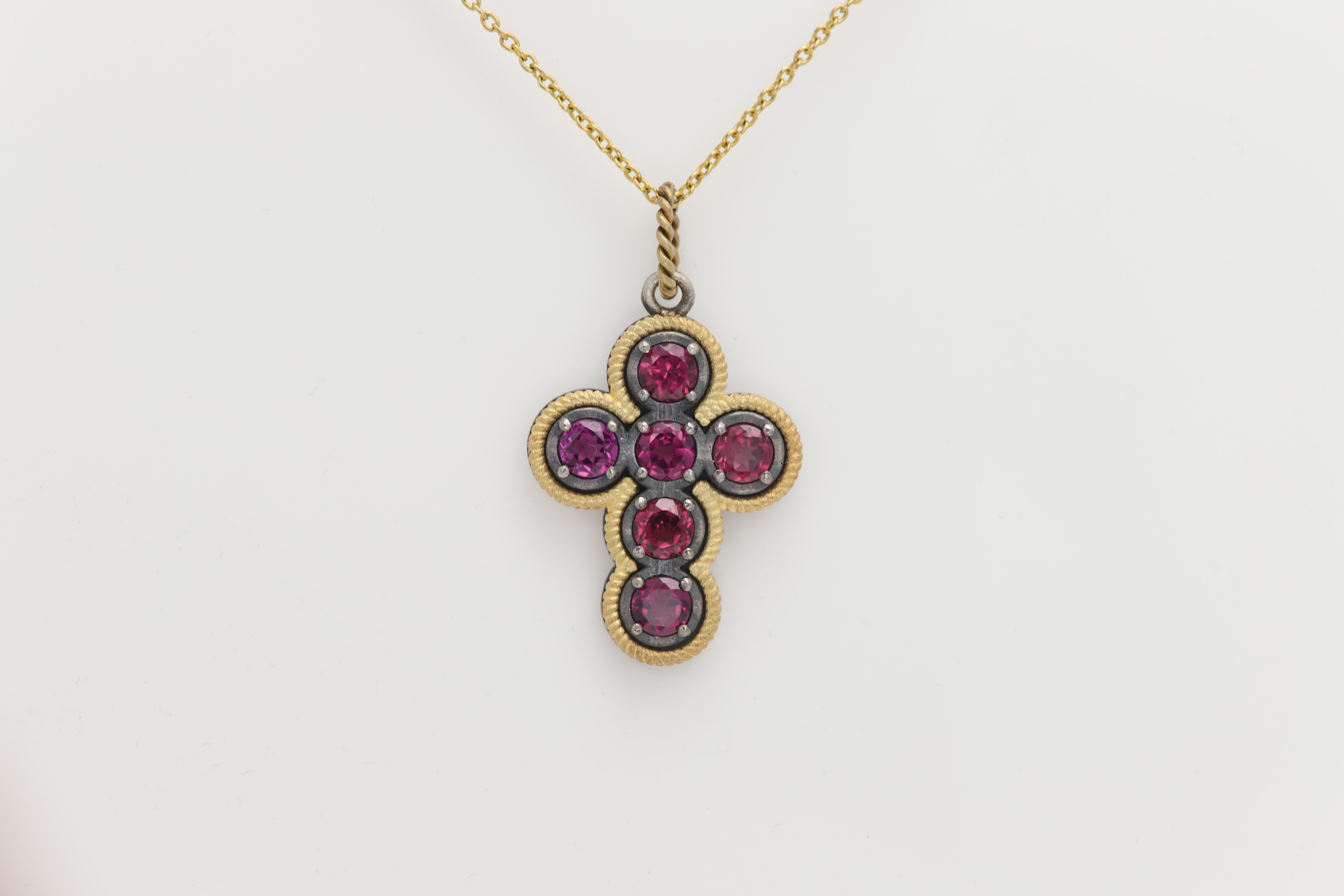 Cruz vintage
nunca utilizado
Combo de oro amarillo de 18 quilates y plata de ley con un peso aproximado de 4,0 gramos
el oro es amarillo 18k y de textura mate (no brillante)
Parte de la plata es negra oxidada
Rodolita roja natural
Cada piedra mide