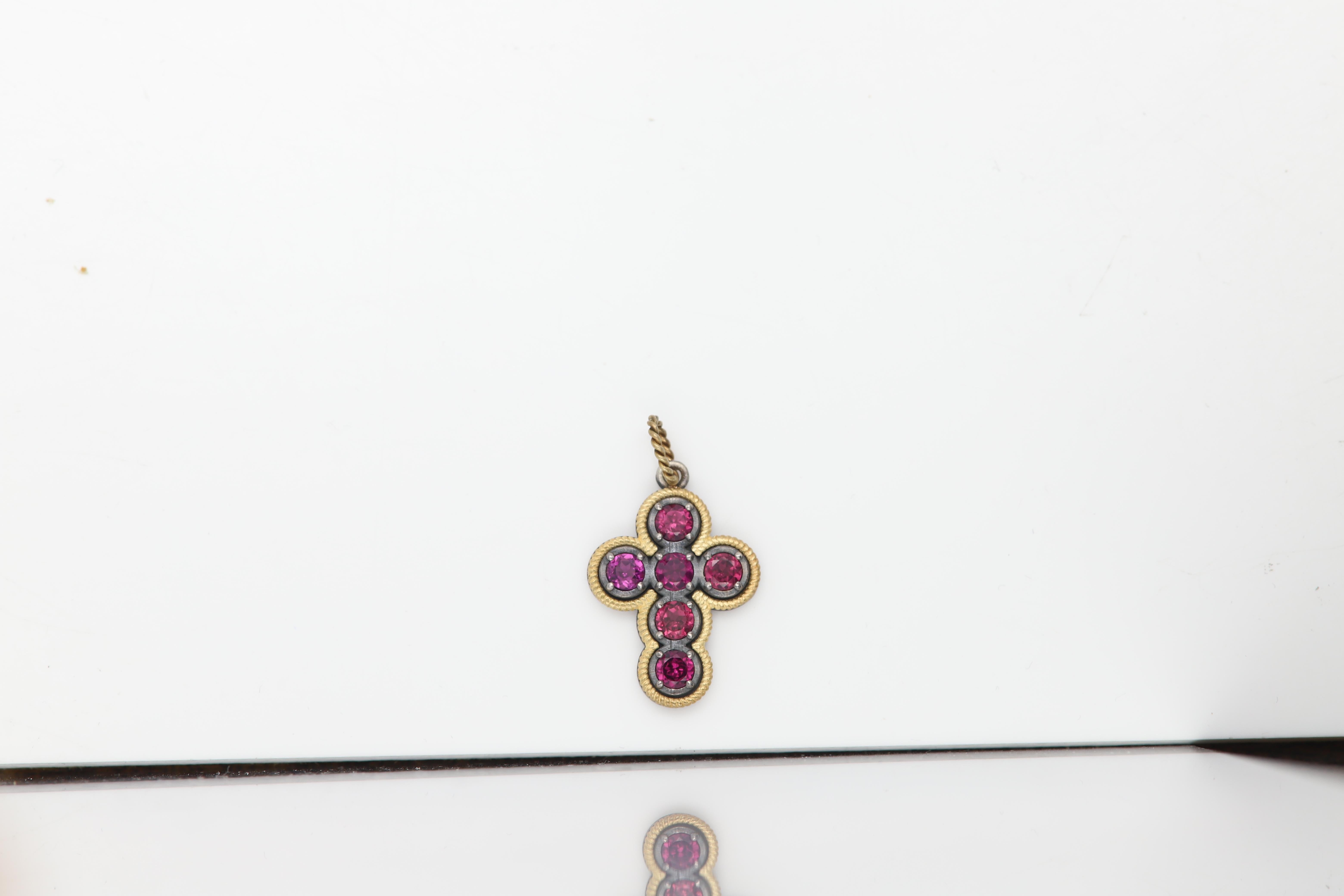 Cruz de rodolita roja vintage de 18 quilates y plata de dos tonos fabricada en Italia en Nuevo estado para la venta en Brooklyn, NY