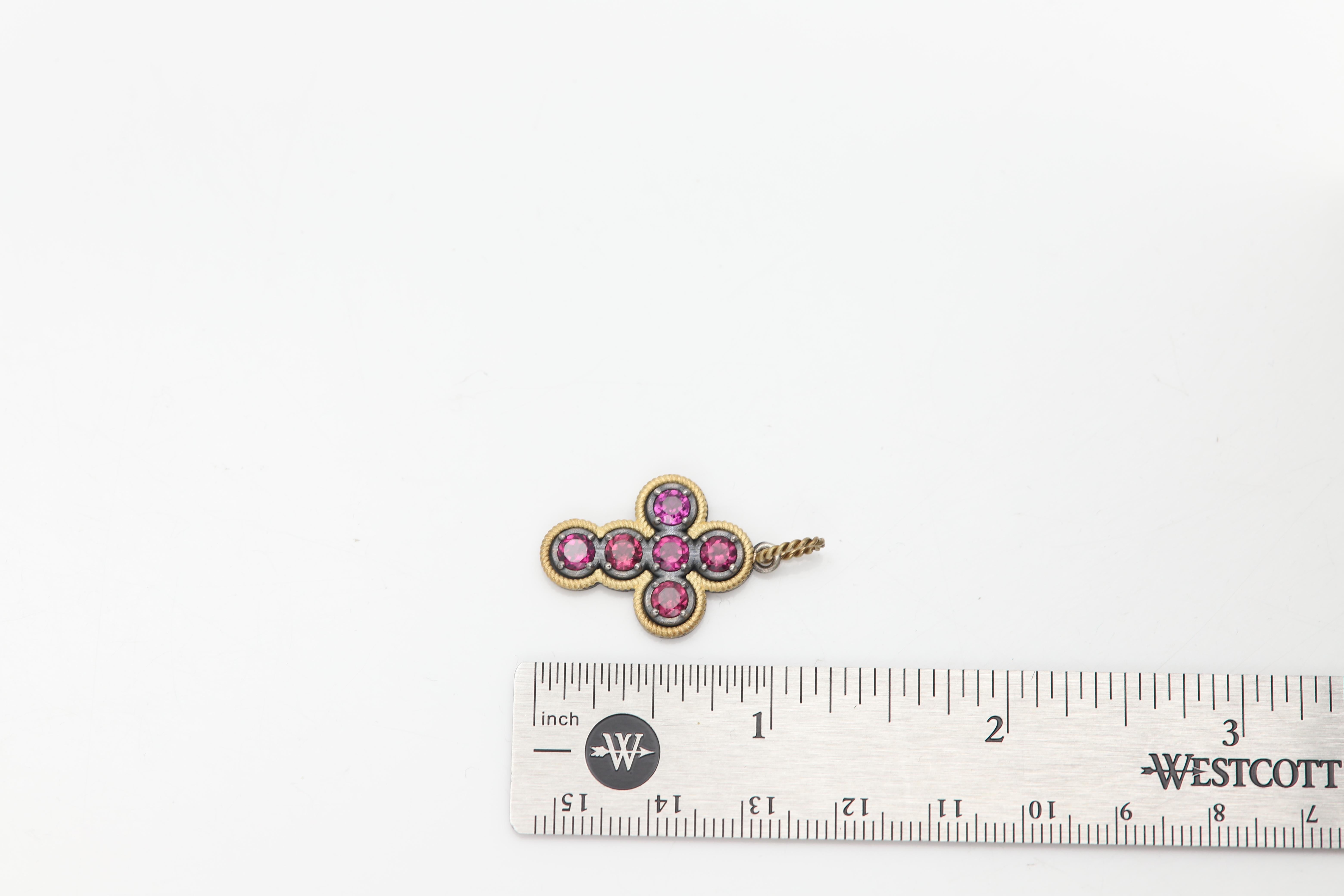 Femenino o masculino Cruz de rodolita roja vintage de 18 quilates y plata de dos tonos fabricada en Italia en venta