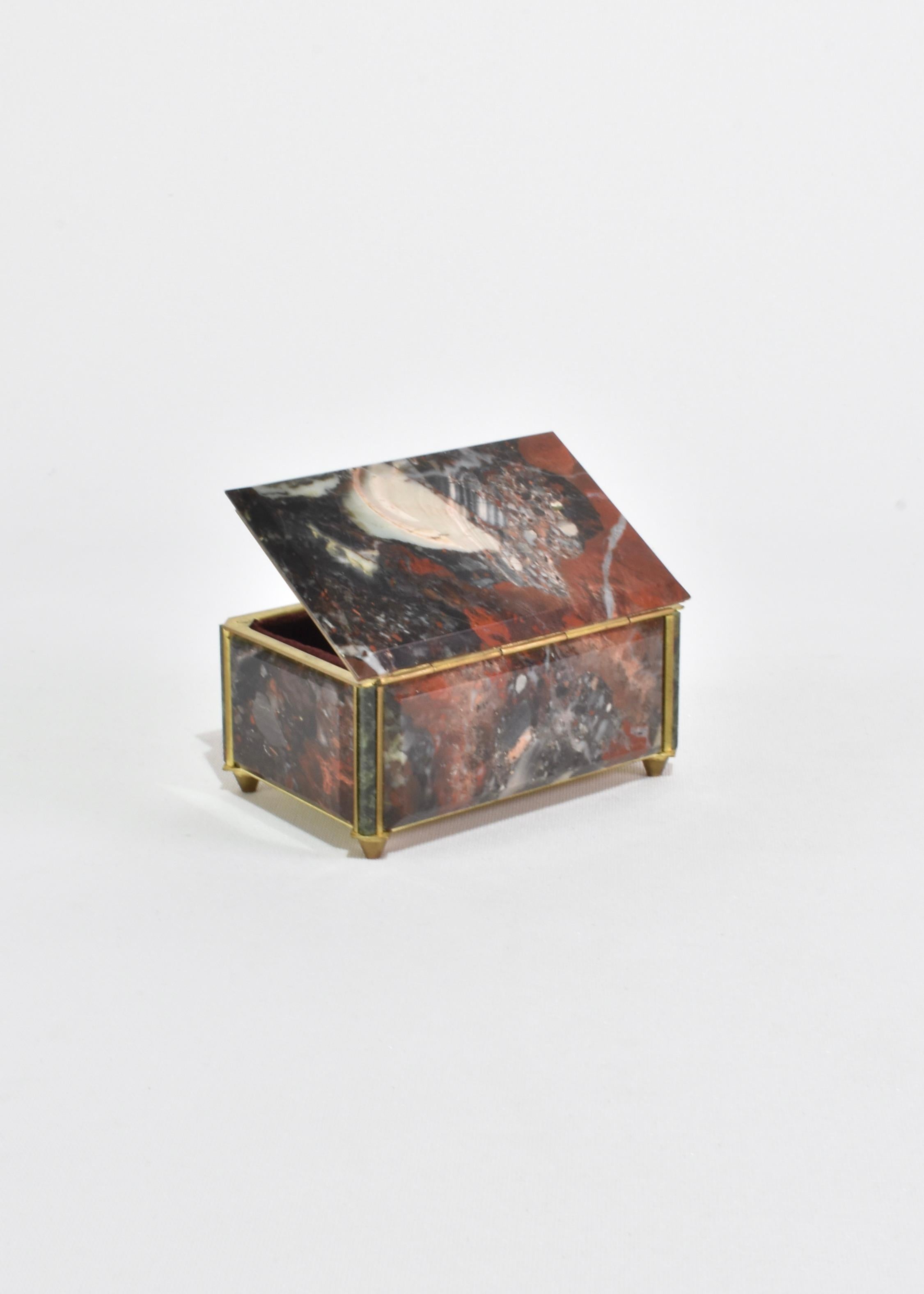 Début du 20ème siècle Boîte à bijoux rhodonite rouge en vente