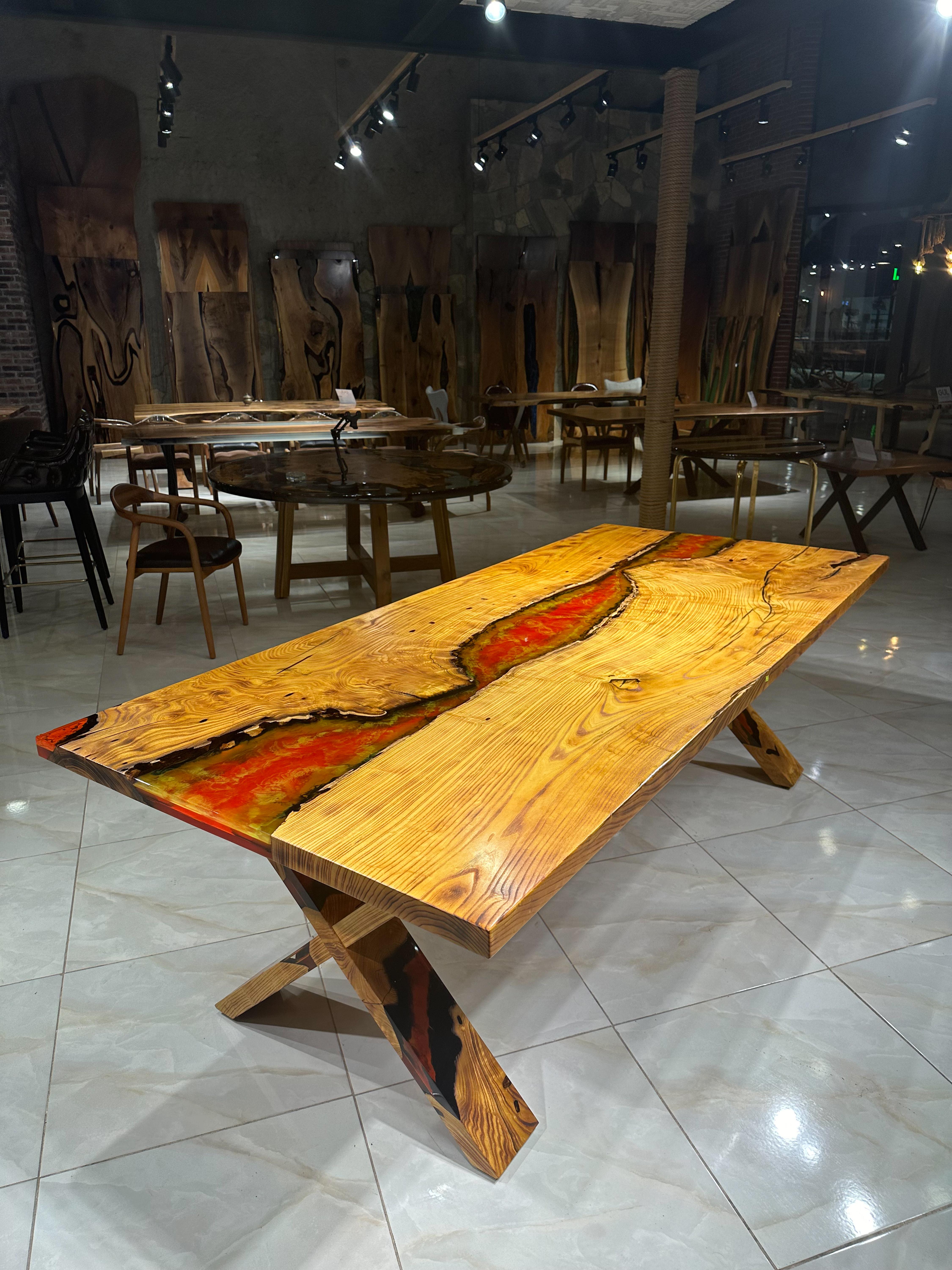 Arts and Crafts Table de salle à manger Red River - Table en bois de résine époxy fabriquée à la main en vente