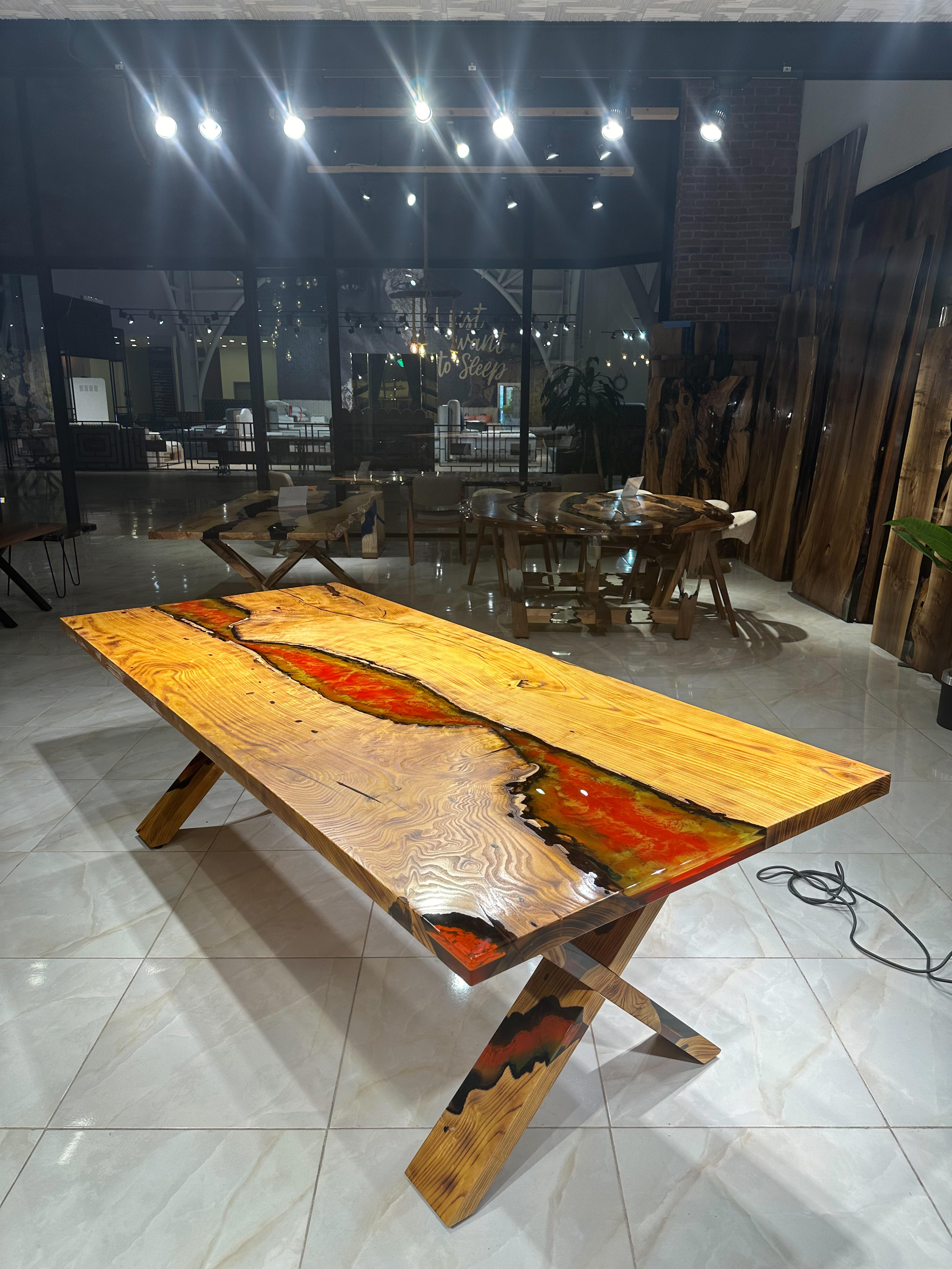 Turc Table de salle à manger Red River - Table en bois de résine époxy fabriquée à la main en vente