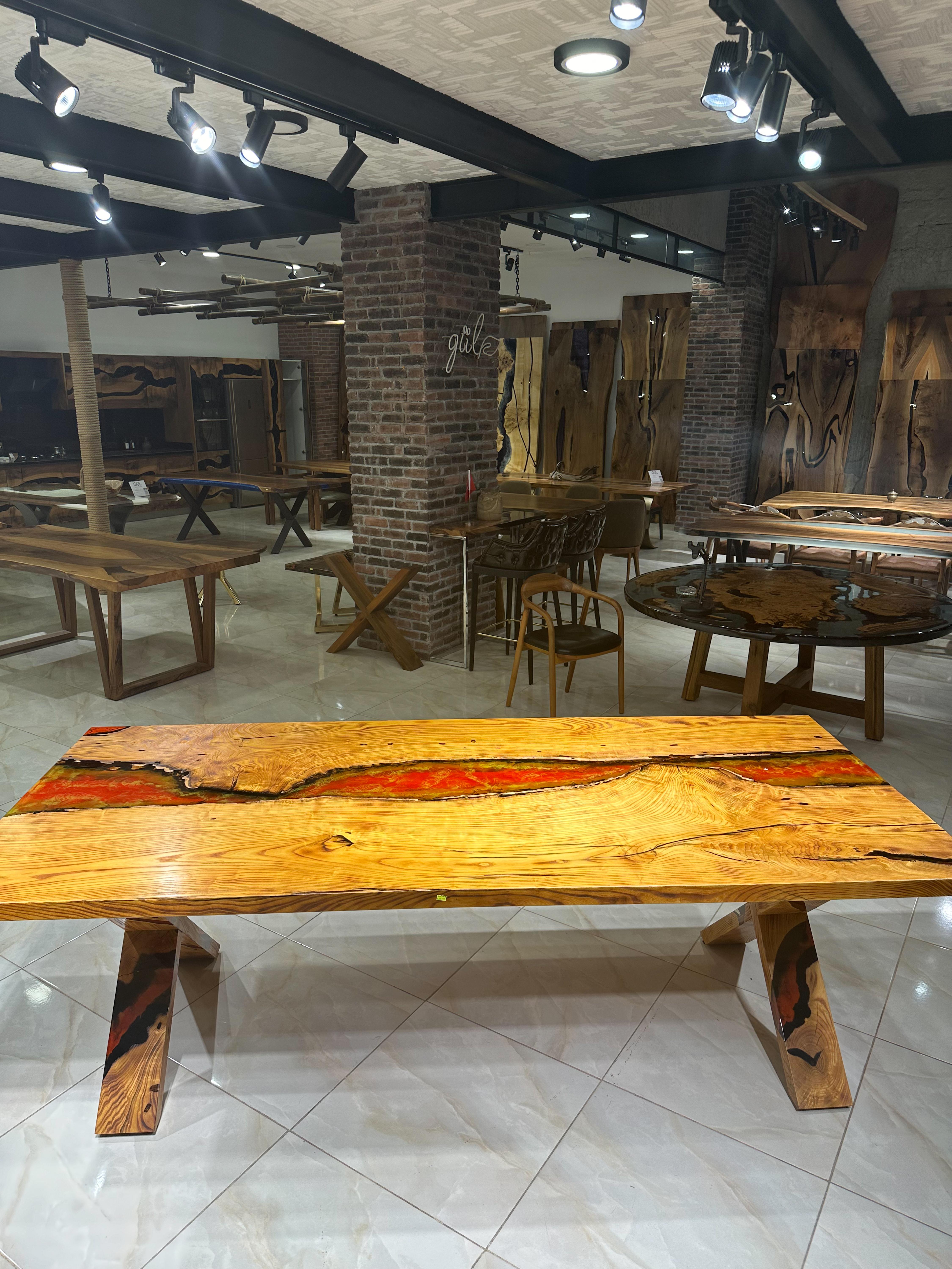 Table de salle à manger Red River - Table en bois de résine époxy fabriquée à la main Neuf - En vente à İnegöl, TR