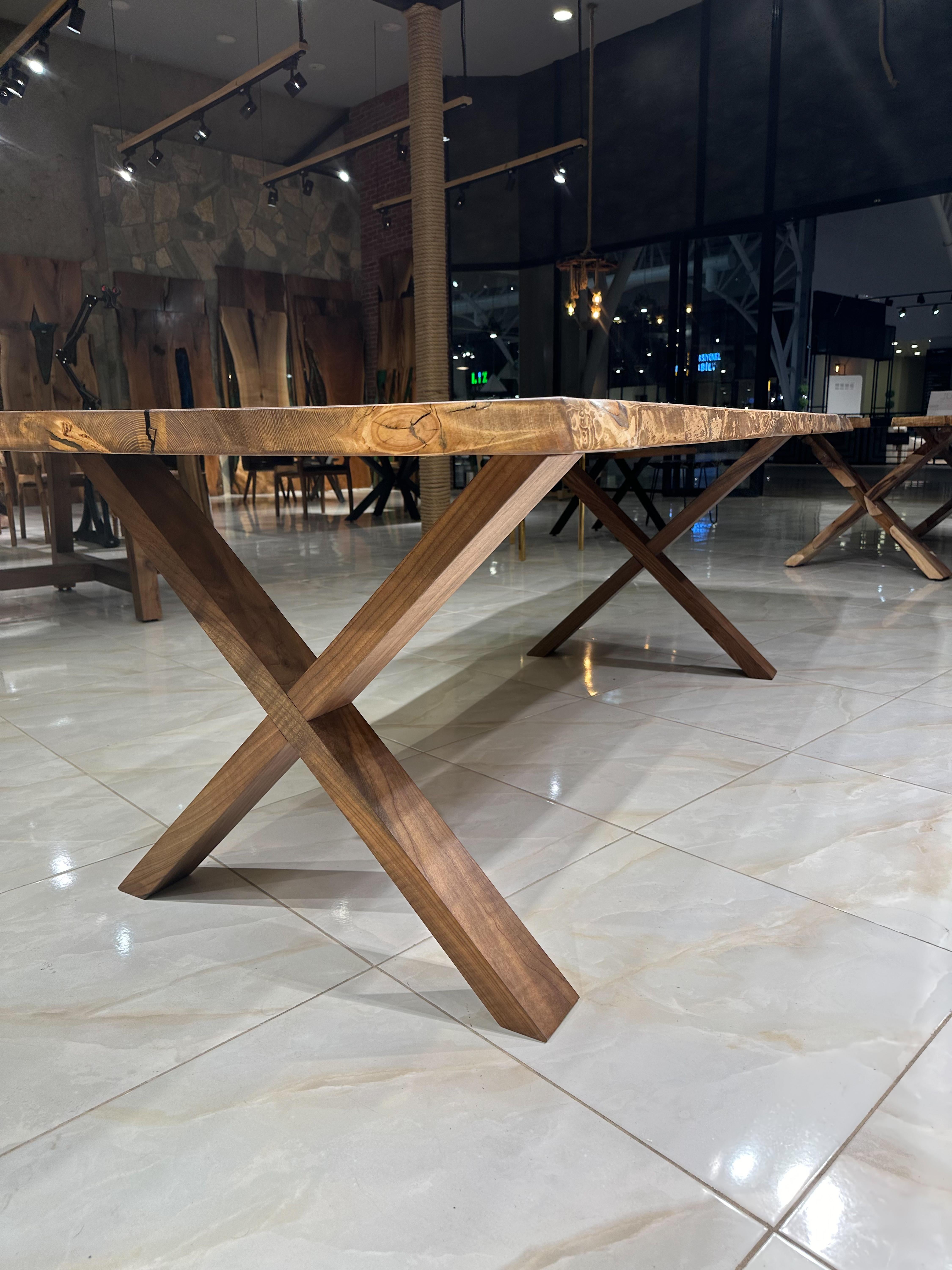 XXIe siècle et contemporain Table de salle à manger Red River - Table en bois de résine époxy fabriquée à la main en vente
