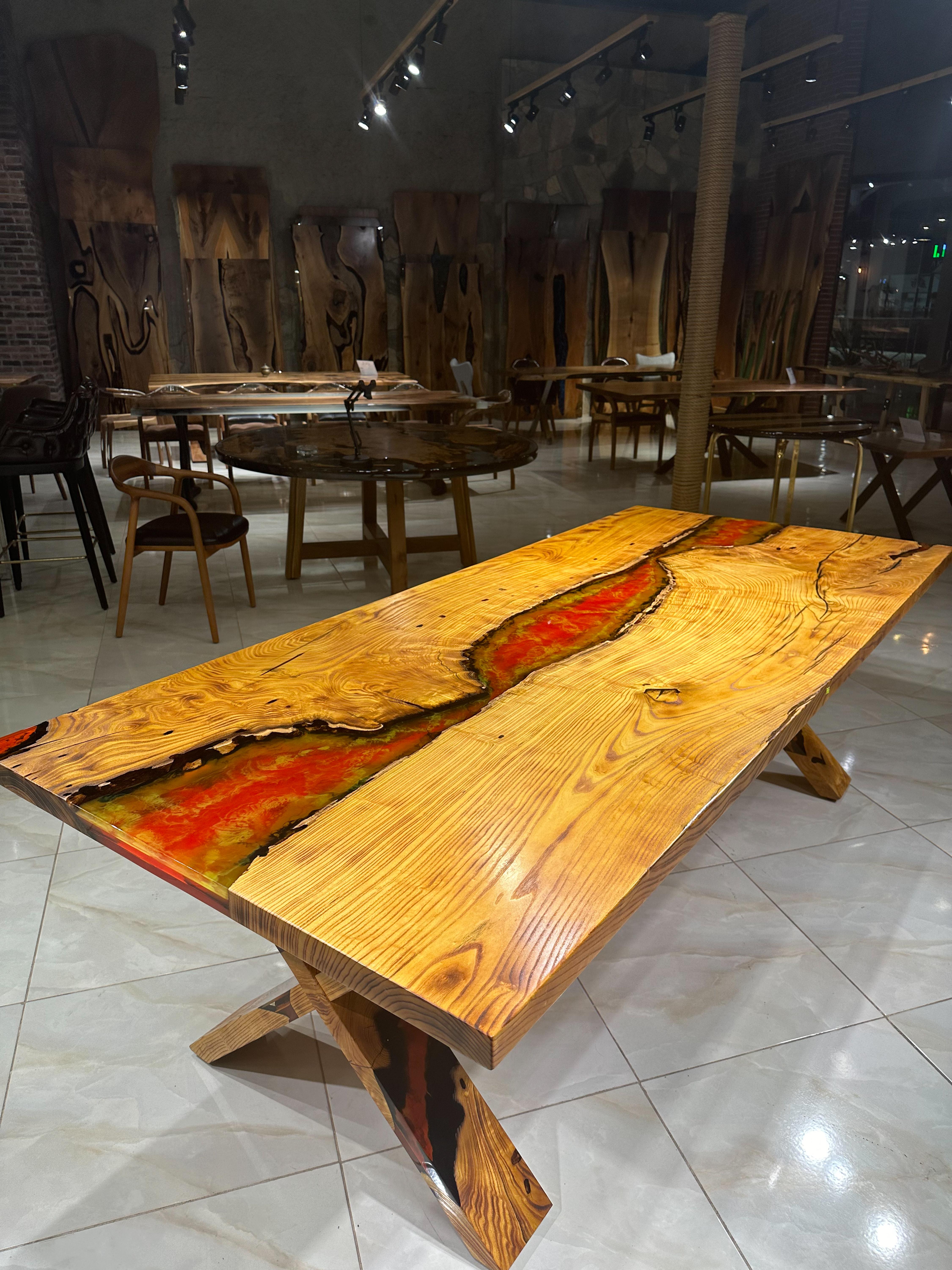 Résine époxy Table de salle à manger Red River - Table en bois de résine époxy fabriquée à la main en vente