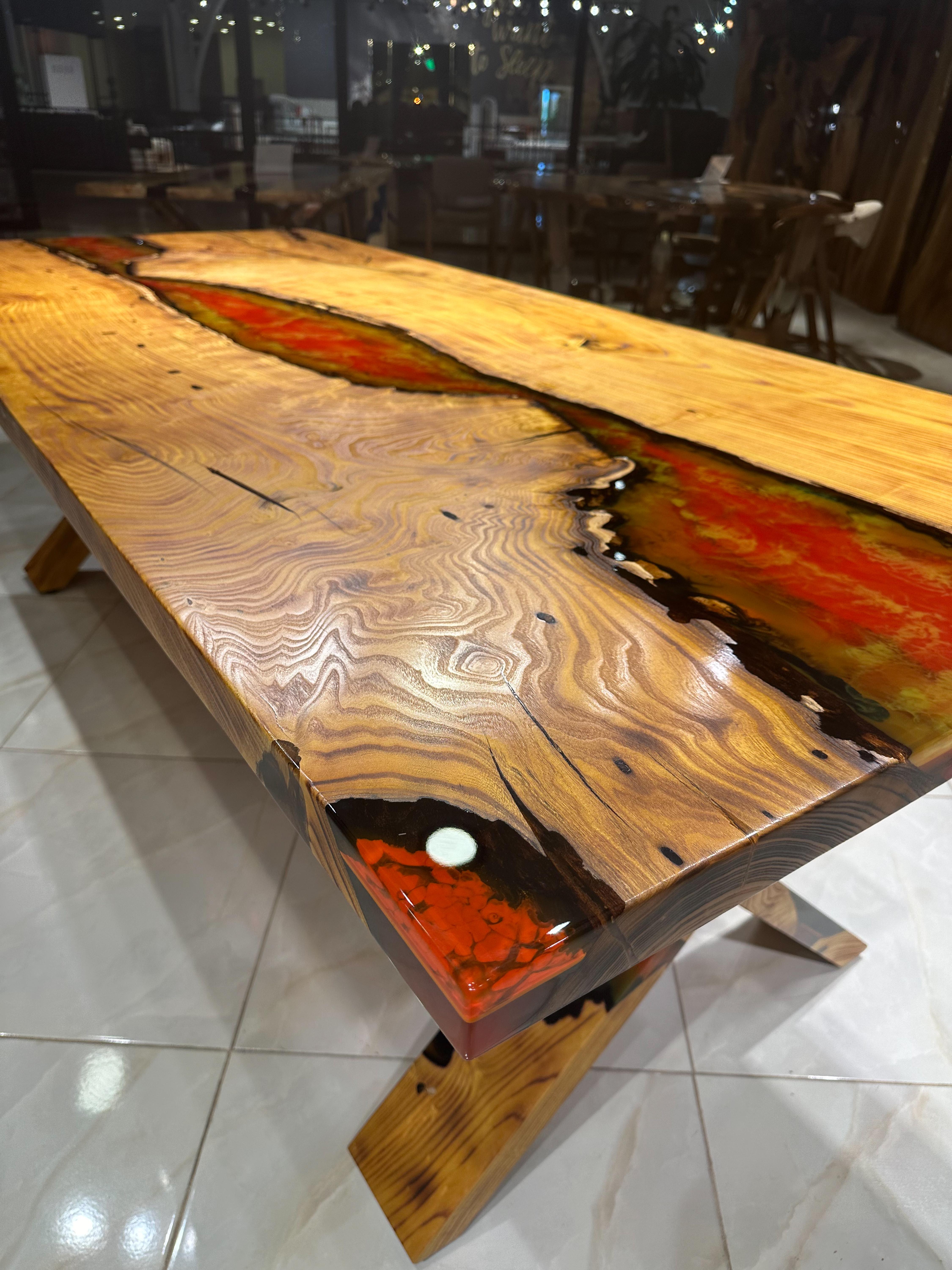 Table de salle à manger Red River - Table en bois de résine époxy fabriquée à la main en vente 1