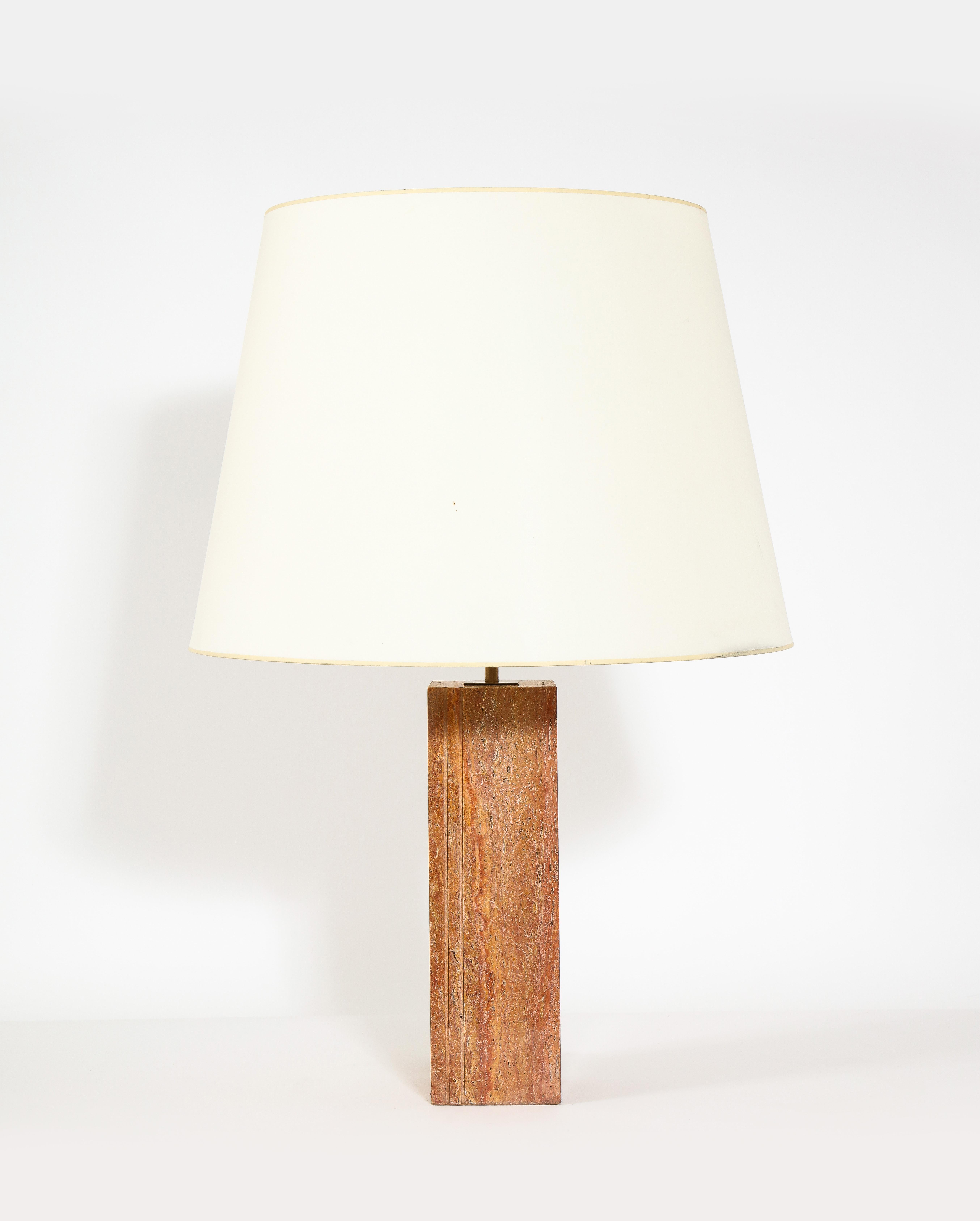 Elegante lampada da tavolo in travertino rosso massiccio scanalato con accenti in ottone. L'ombra è a scopo fotografico.