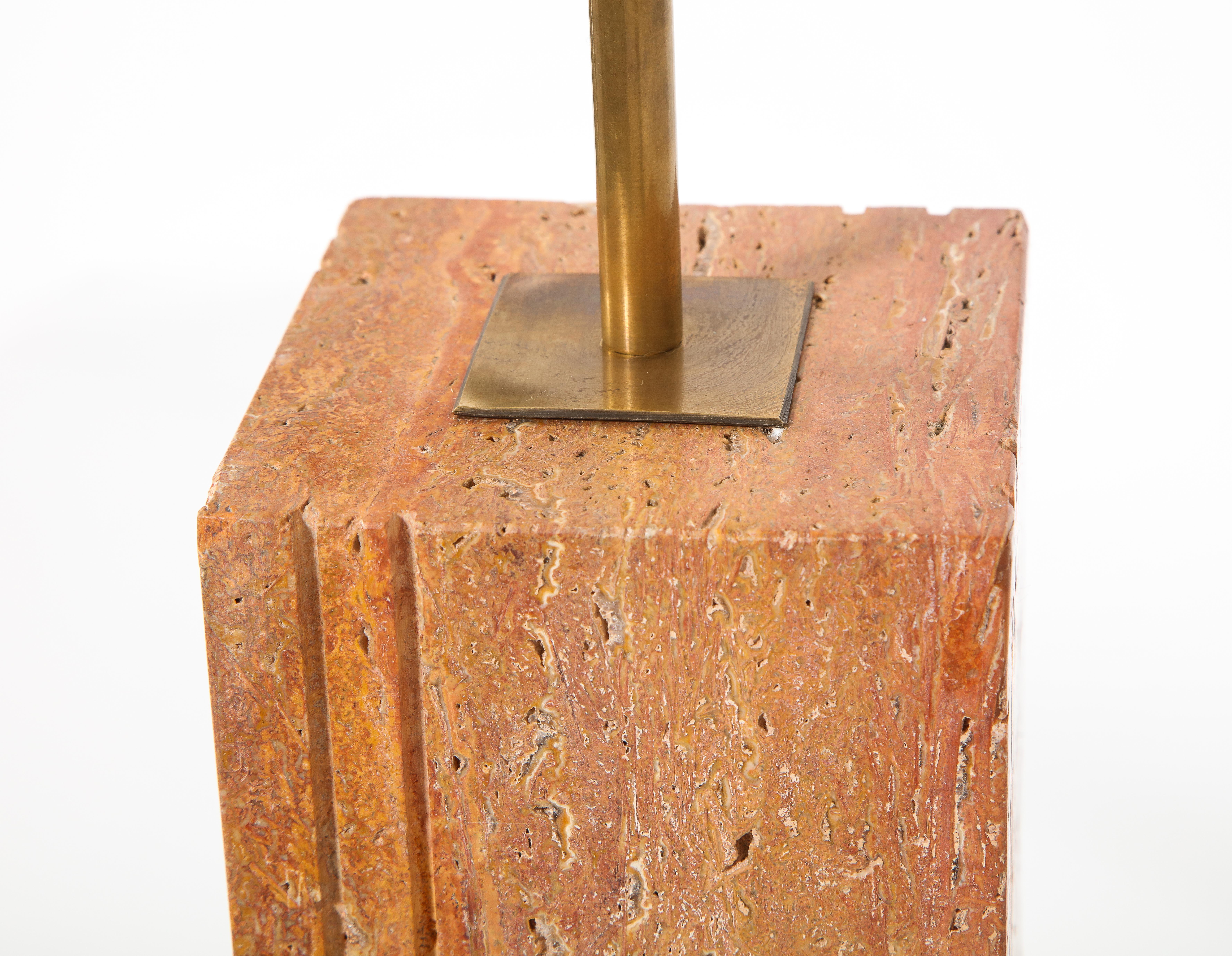 Ottone Lampada da tavolo in travertino romano rosso, Italia, anni '60 in vendita