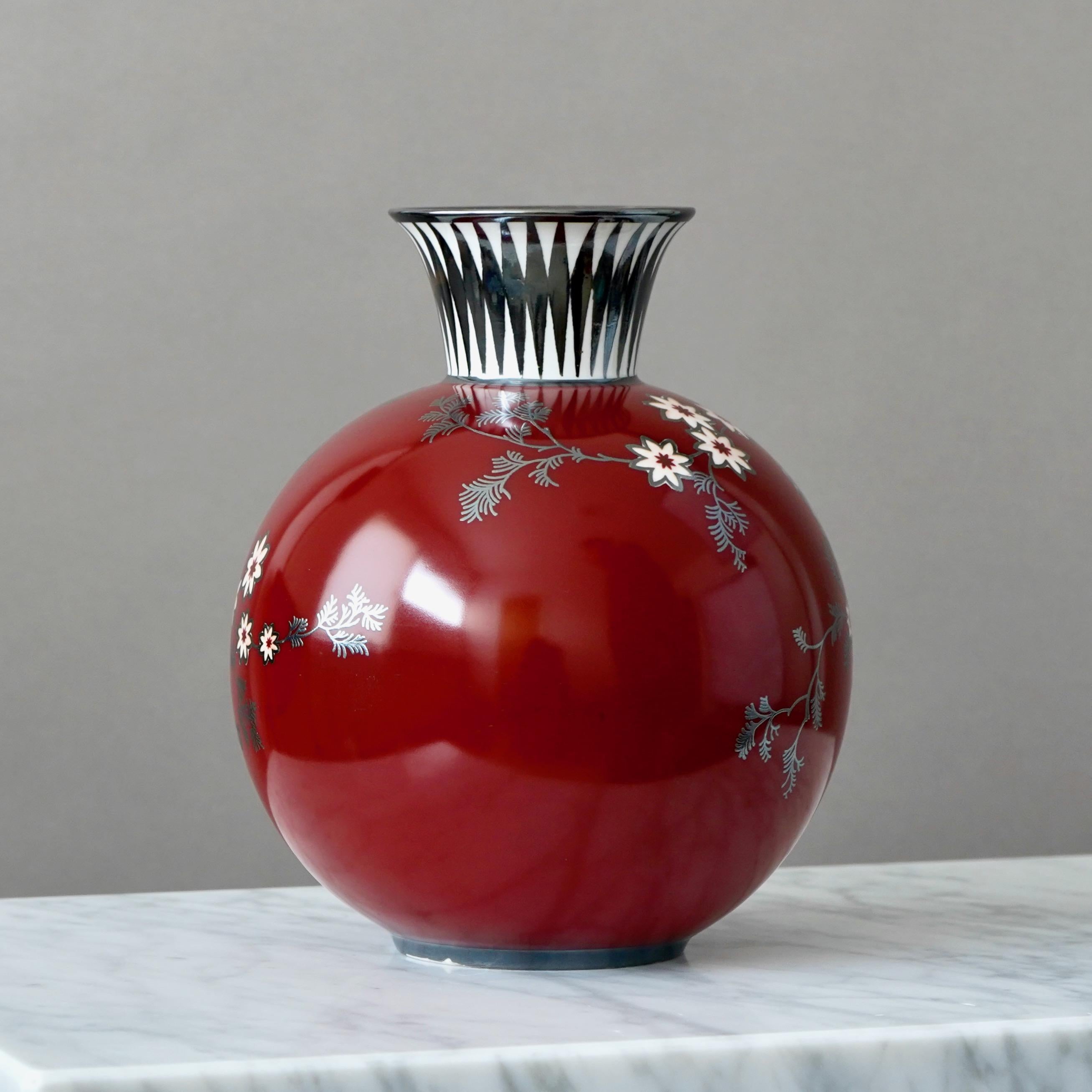 Red Rosenthal Art Deco Vase w. hand-painted Silver Overlay. Germany, 1936. For Sale 2