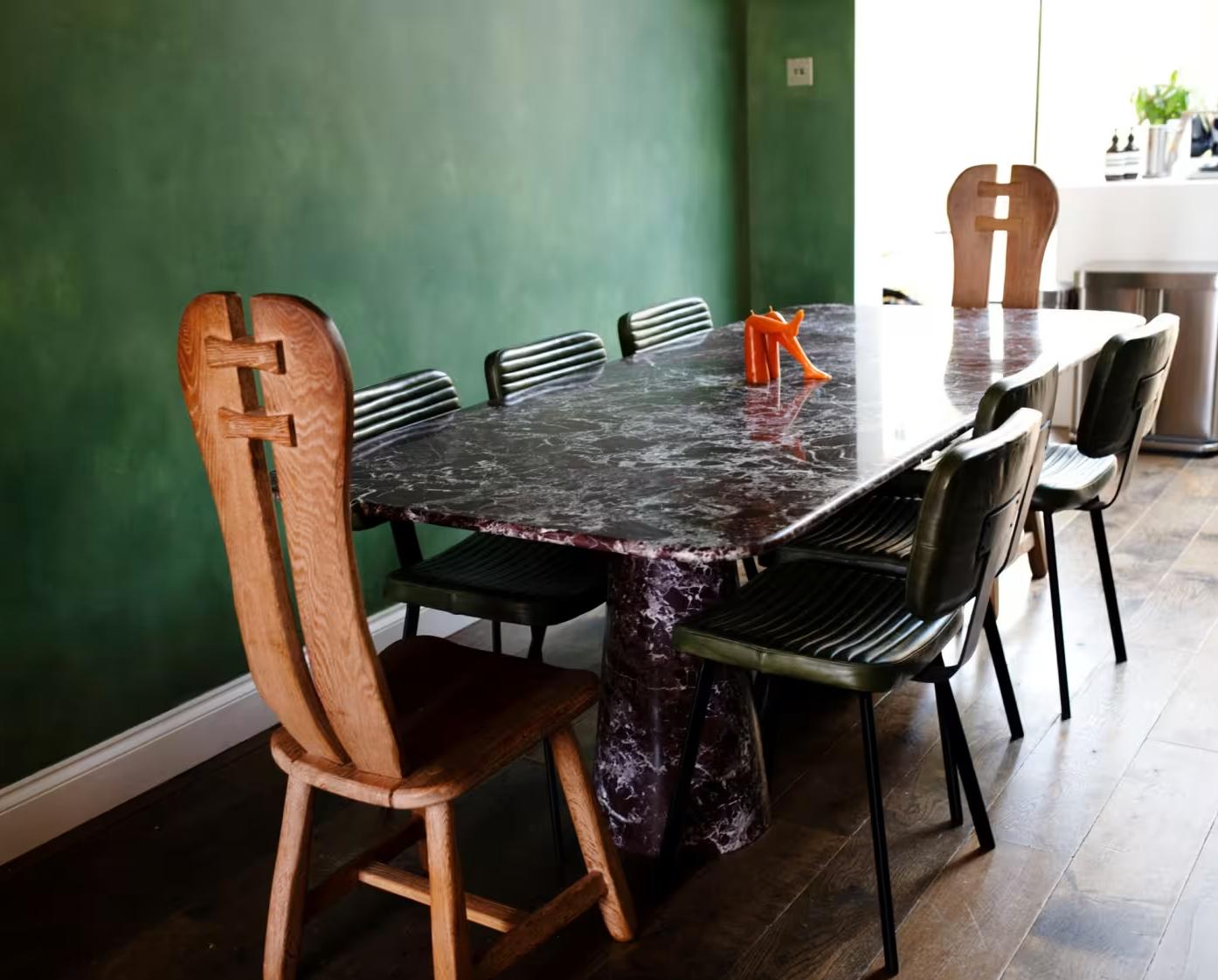 Cette table minimaliste est fabriquée à partir de notre superbe marbre Red Rosso. Elle présente un plateau rectangulaire légèrement incurvé qui repose parfaitement et en toute sécurité sur deux pieds sculpturaux.

Inspirés par les designs vintage