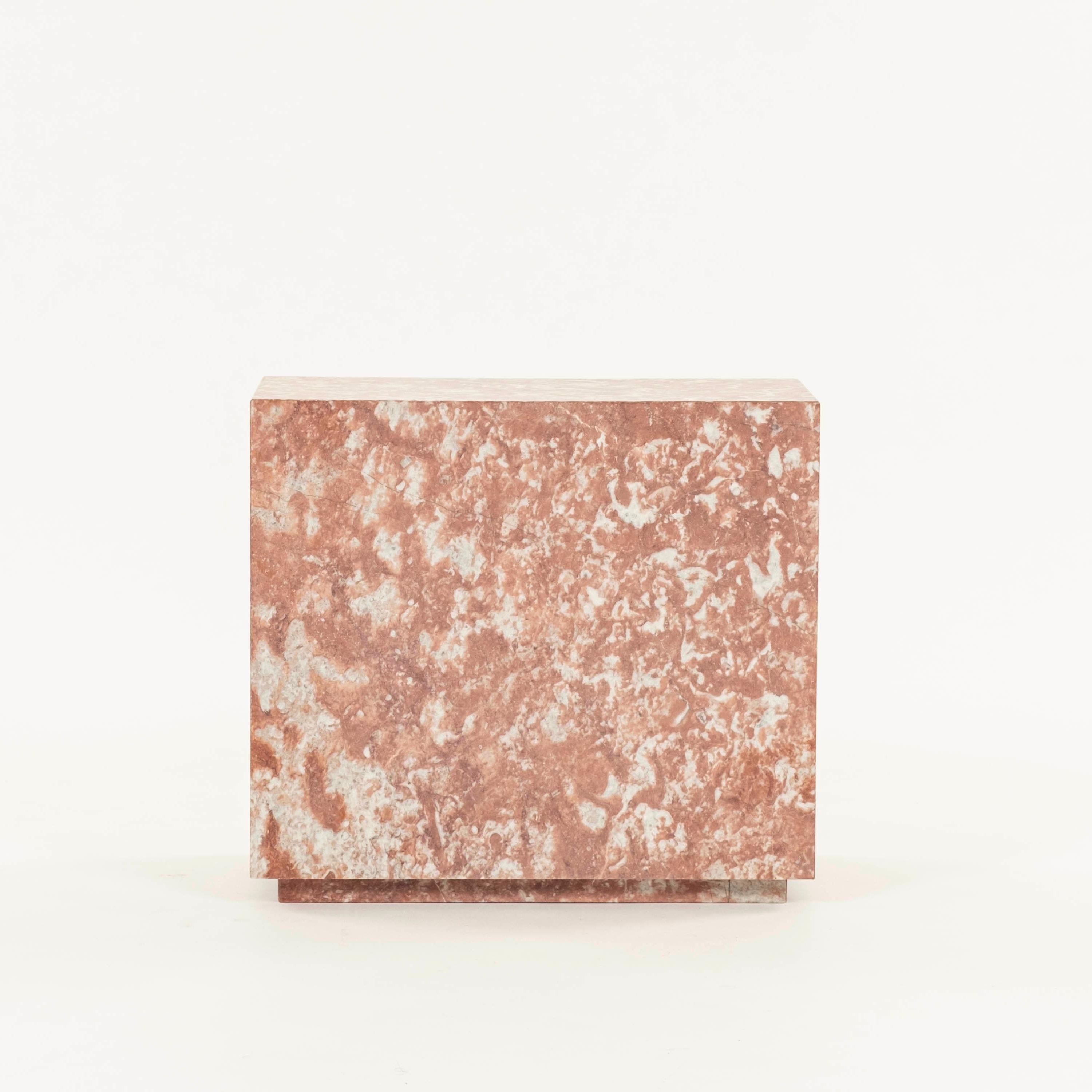 Tavolino in marmo Rosso Merlino.