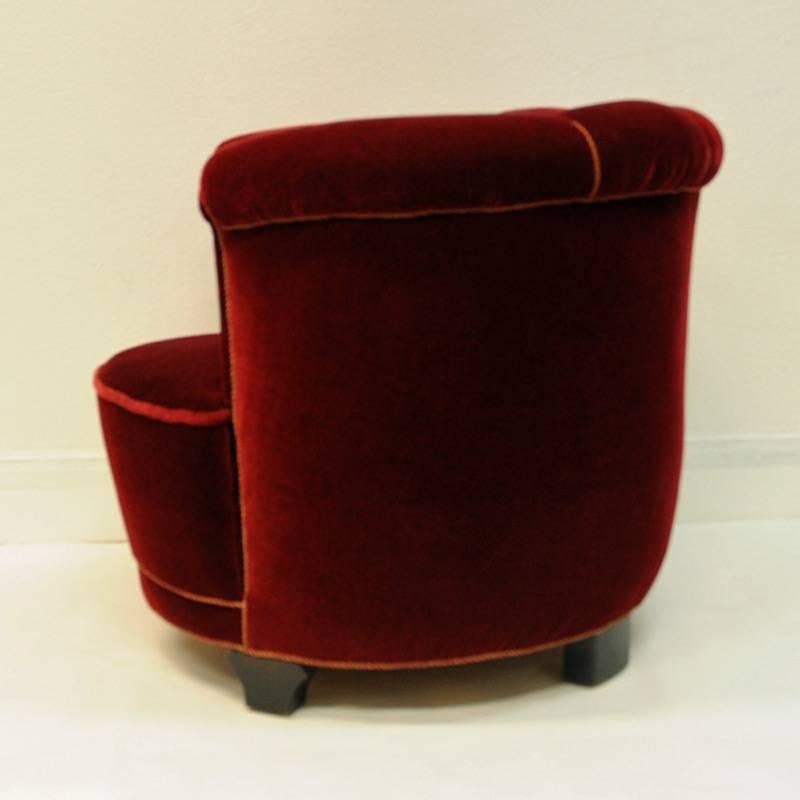 Scandinave moderne Chaise ronde en velours rouge Années 1930:: Danemark