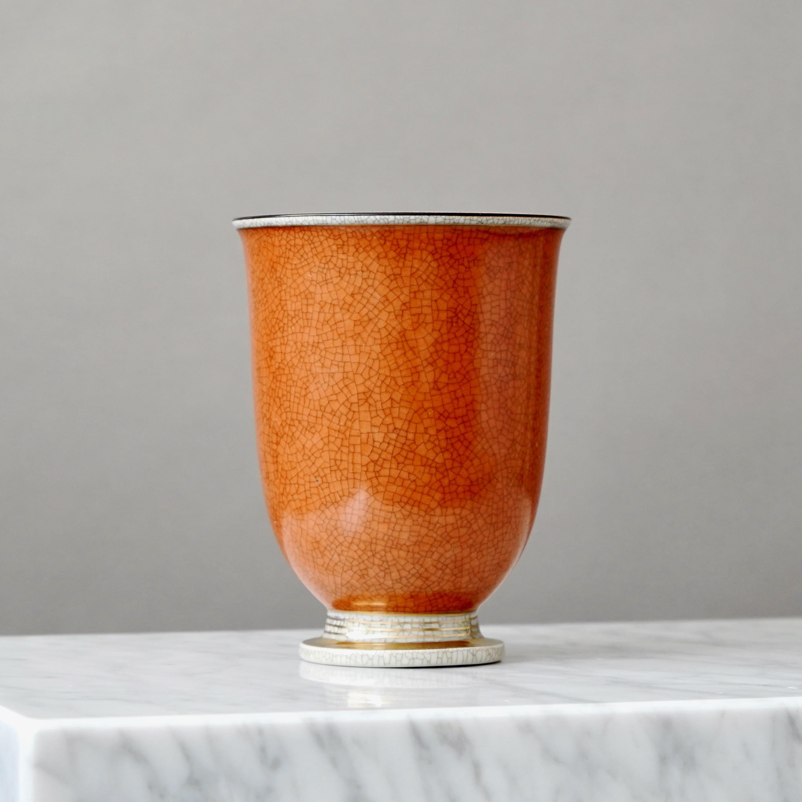 Eleganza del vaso Royal Copenhagen smaltato a crepe con bande dorate sulla base.
Disegnato da Thorkild Olsen (1890-1973) per Royal Copenhagen. Made in Danimarca, anni '50.

Ottime condizioni. Marchi di fabbrica sulla base del vaso.