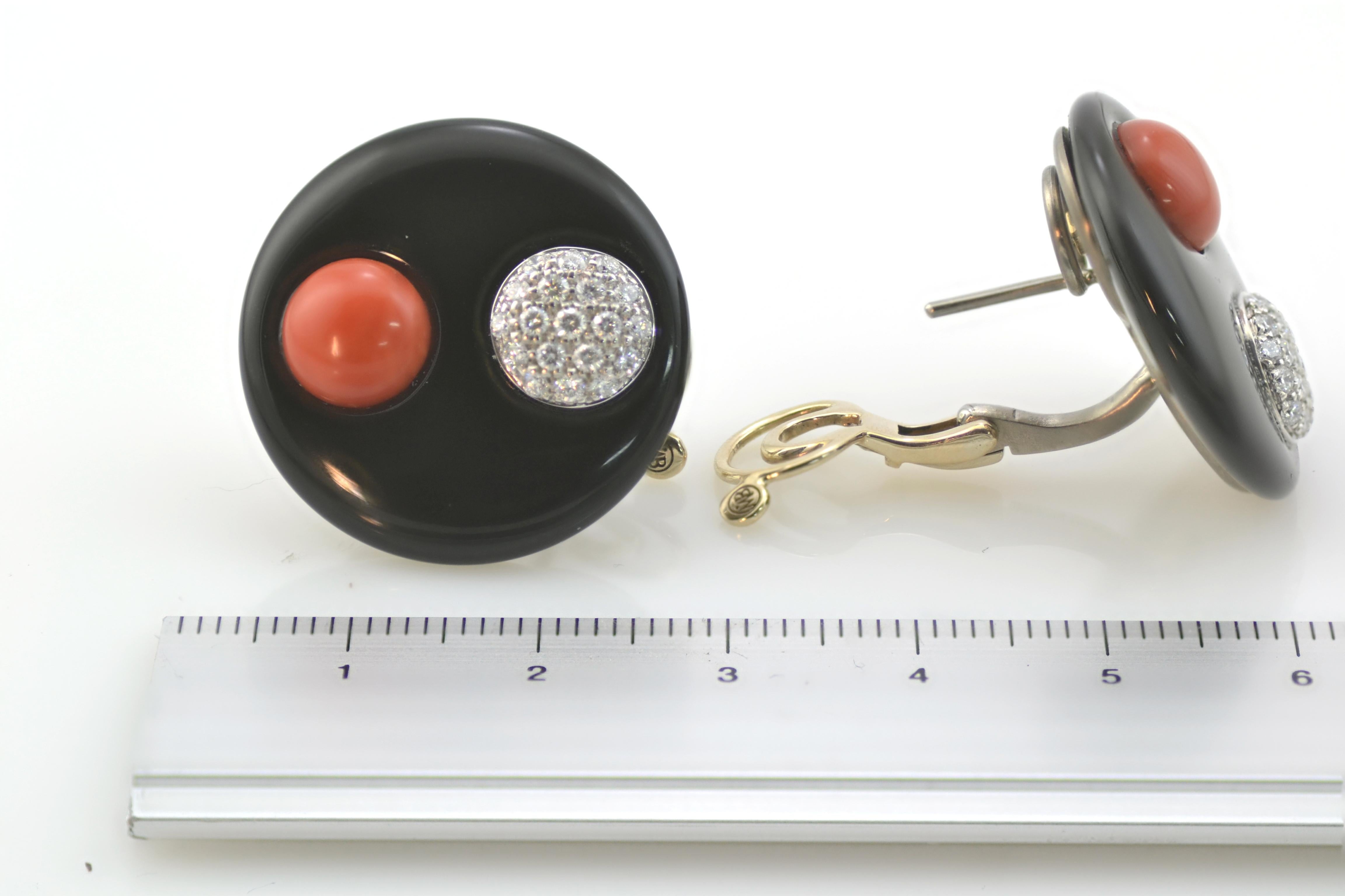 Corail rouge caoutchouc  Boucles d'oreilles en or et titane avec disques en onyx et diamants en vente 2