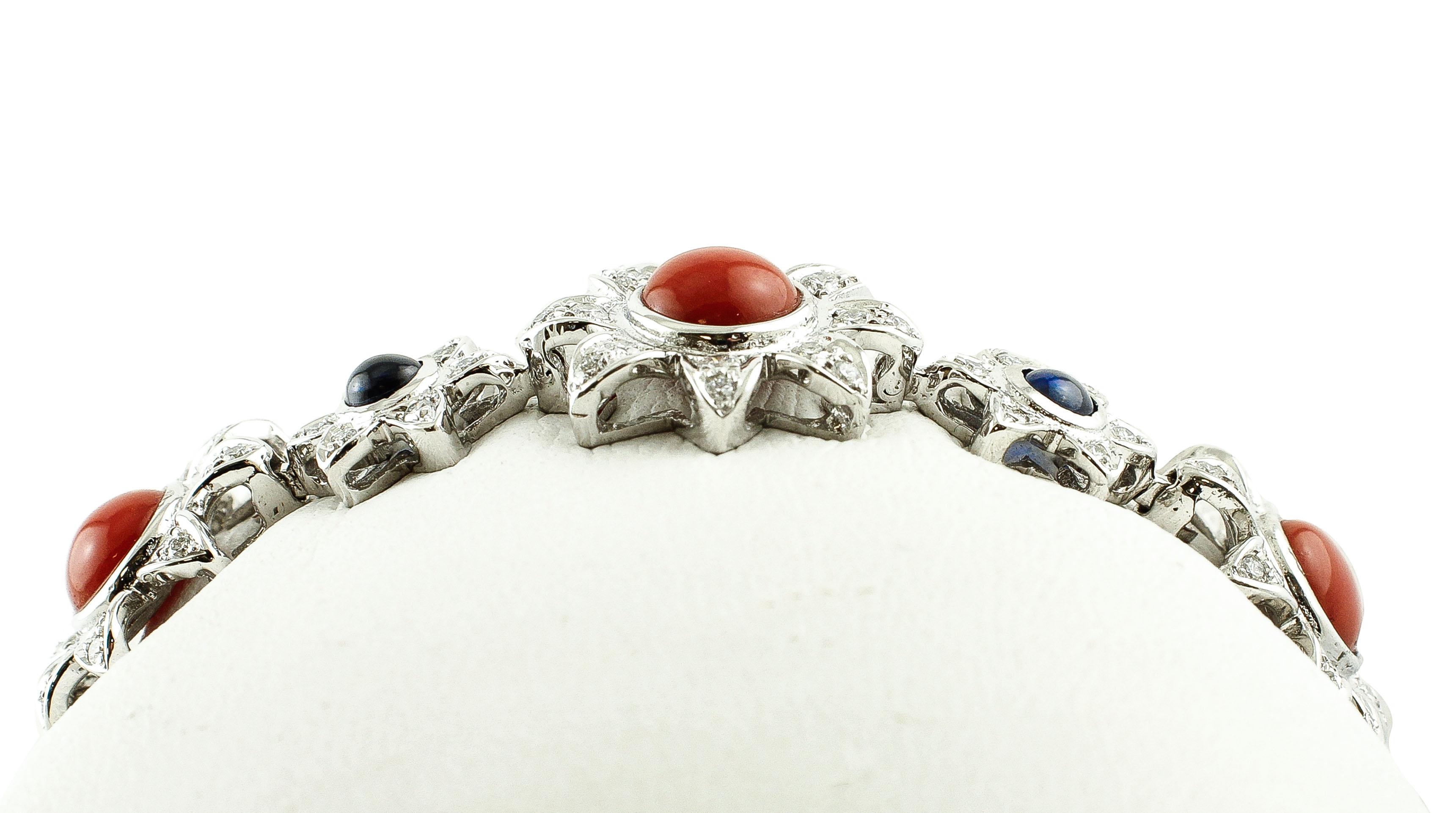 Rétro Bracelet à maillons en or blanc 14 carats, corail rouge, diamants, saphirs bleus en vente