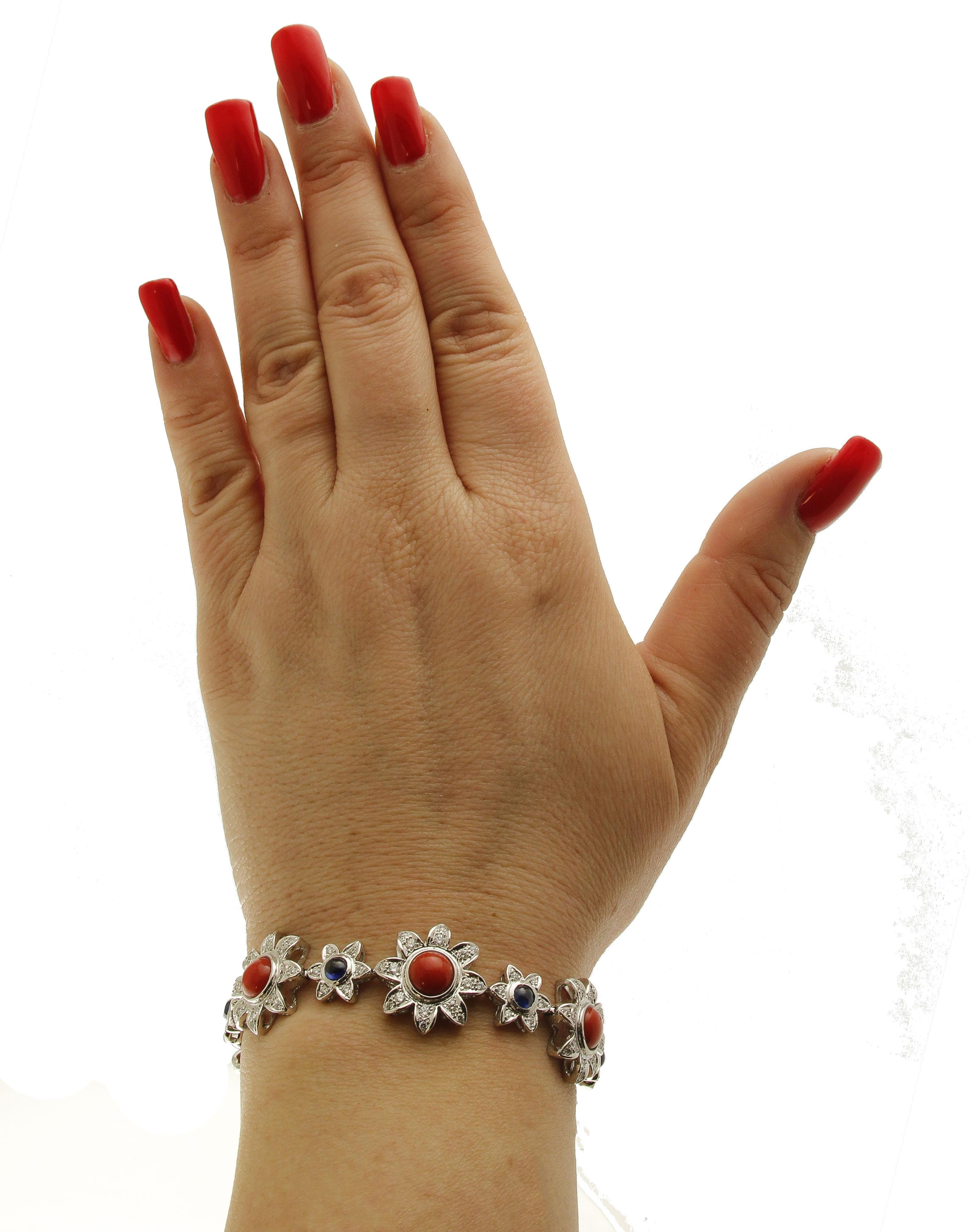 Bracelet à maillons en or blanc 14 carats, corail rouge, diamants, saphirs bleus Excellent état - En vente à Marcianise, Marcianise (CE)